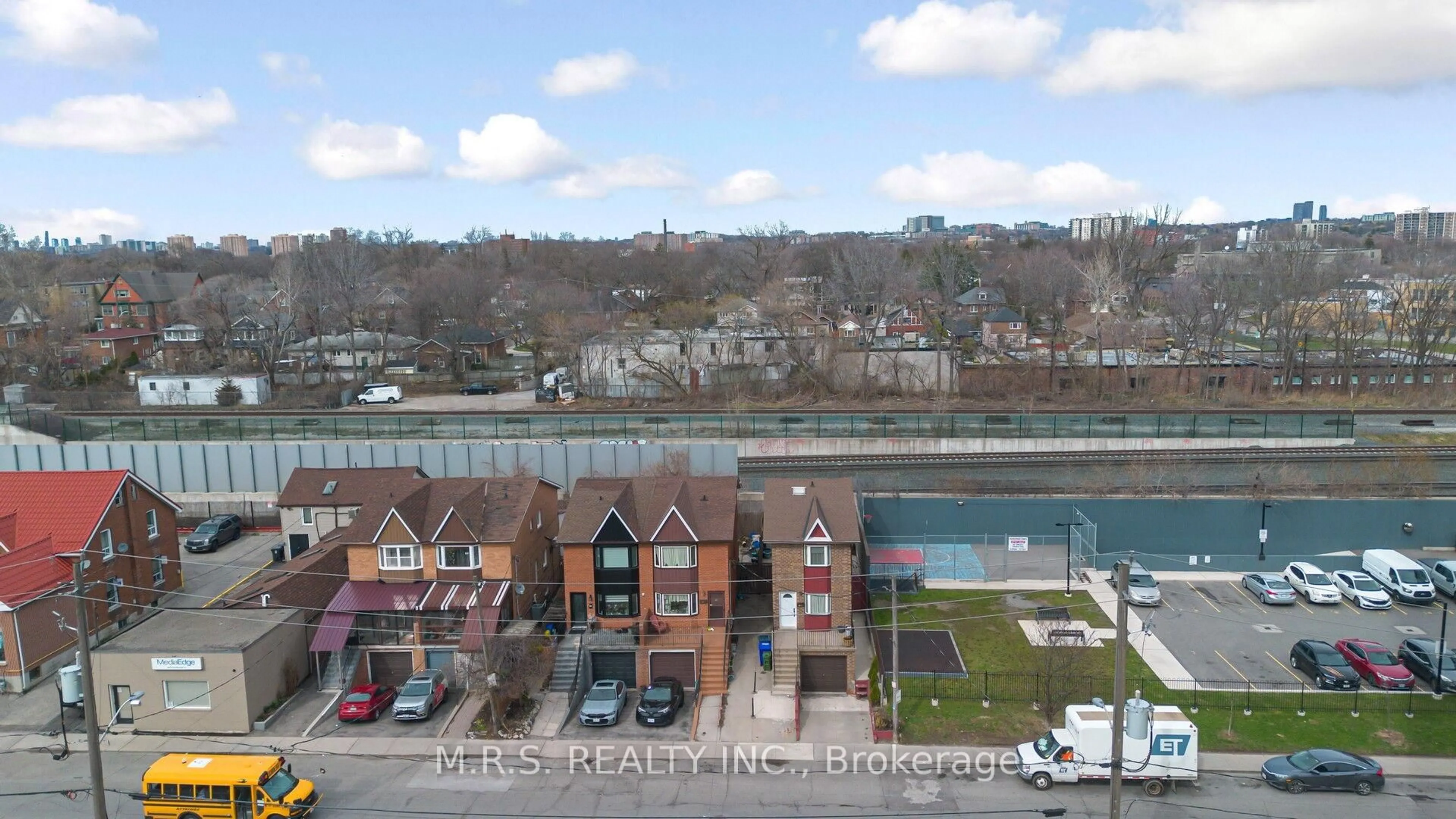 A pic from outside/outdoor area/front of a property/back of a property/a pic from drone, unknown for 29A South Station St, Toronto Ontario M9N 3T8