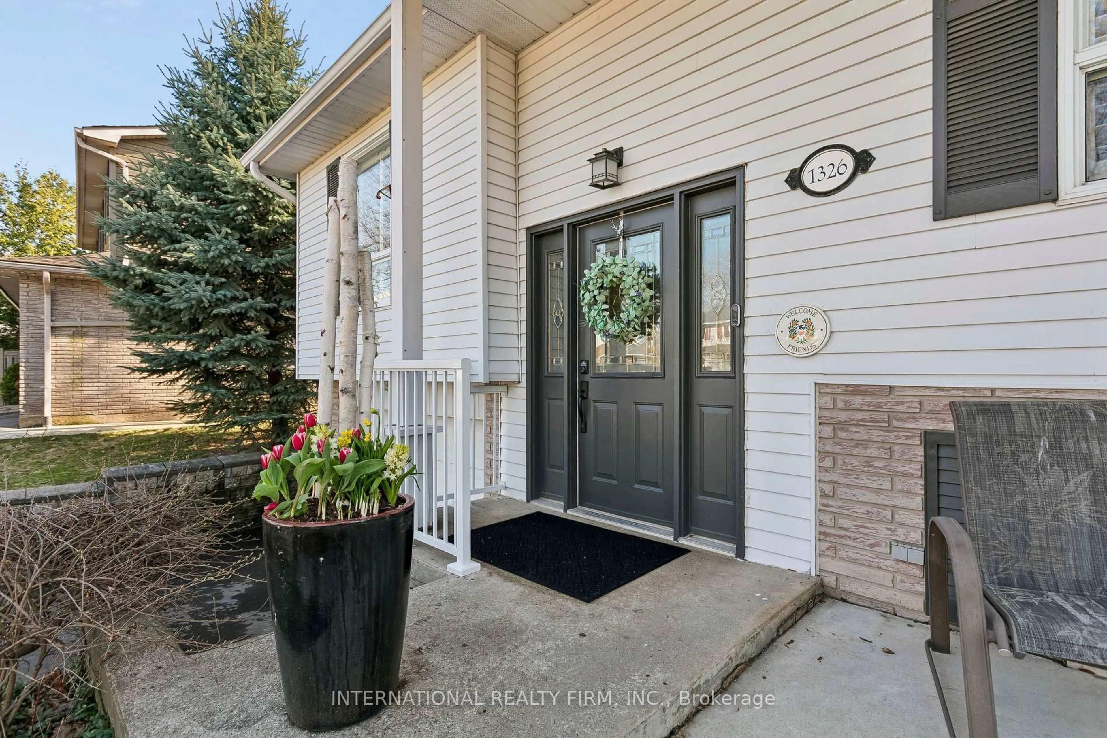 Indoor entryway for 1326 Roxborough Cres, Burlington Ontario L7M 1W9