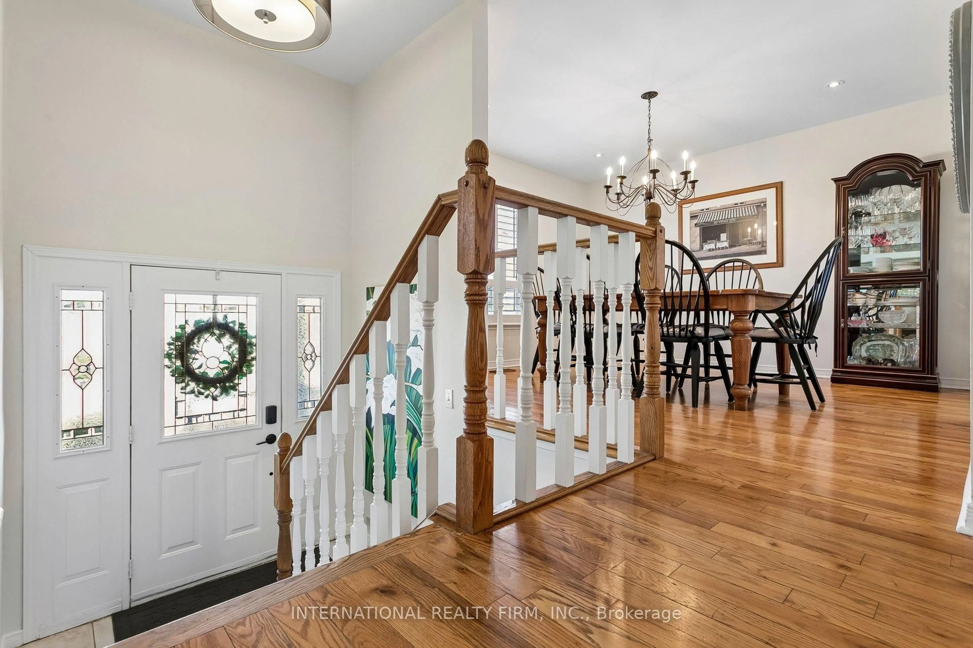 Indoor foyer for 1326 Roxborough Cres, Burlington Ontario L7M 1W9
