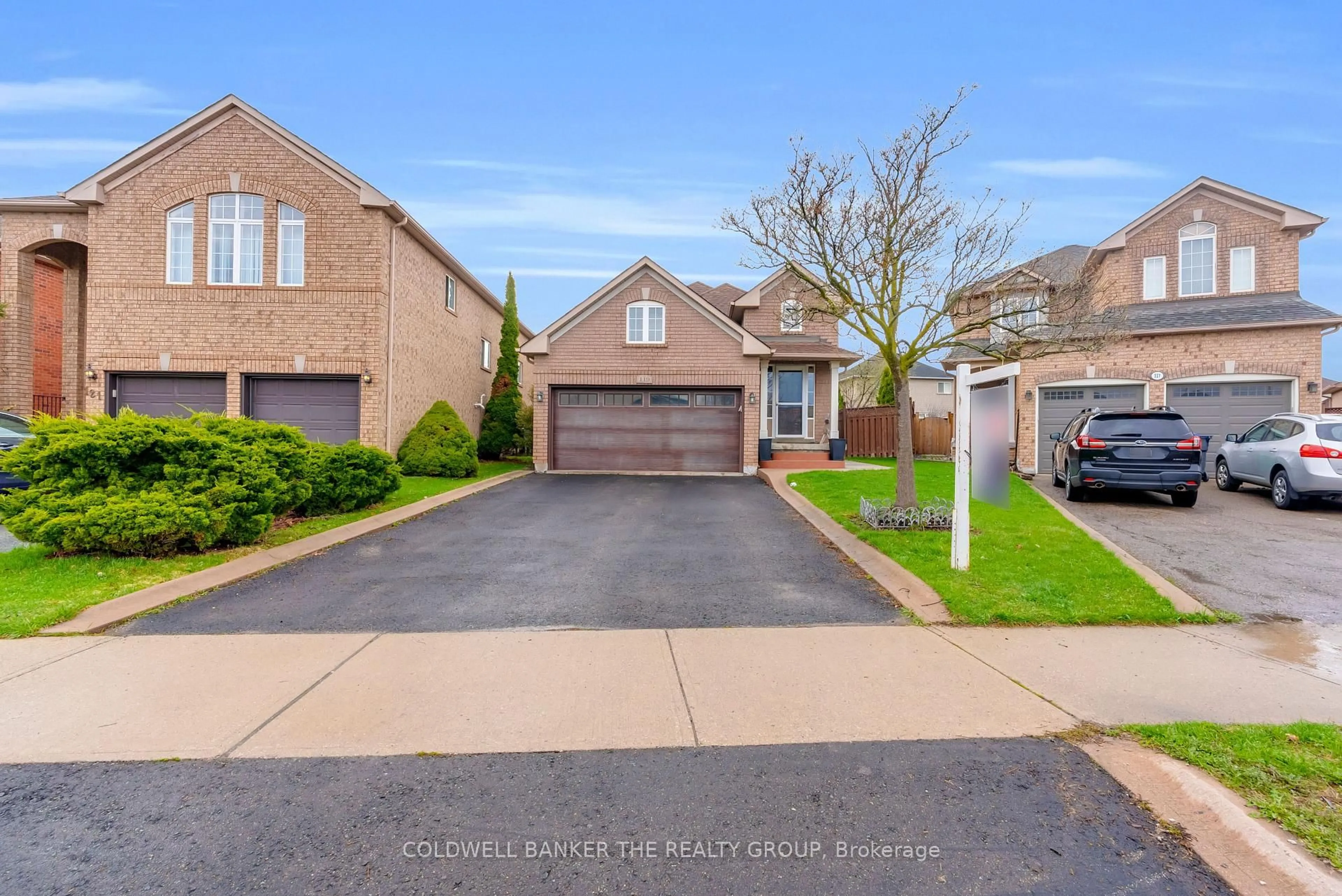 A pic from outside/outdoor area/front of a property/back of a property/a pic from drone, street for 119 Sundridge St, Brampton Ontario L7A 1J8