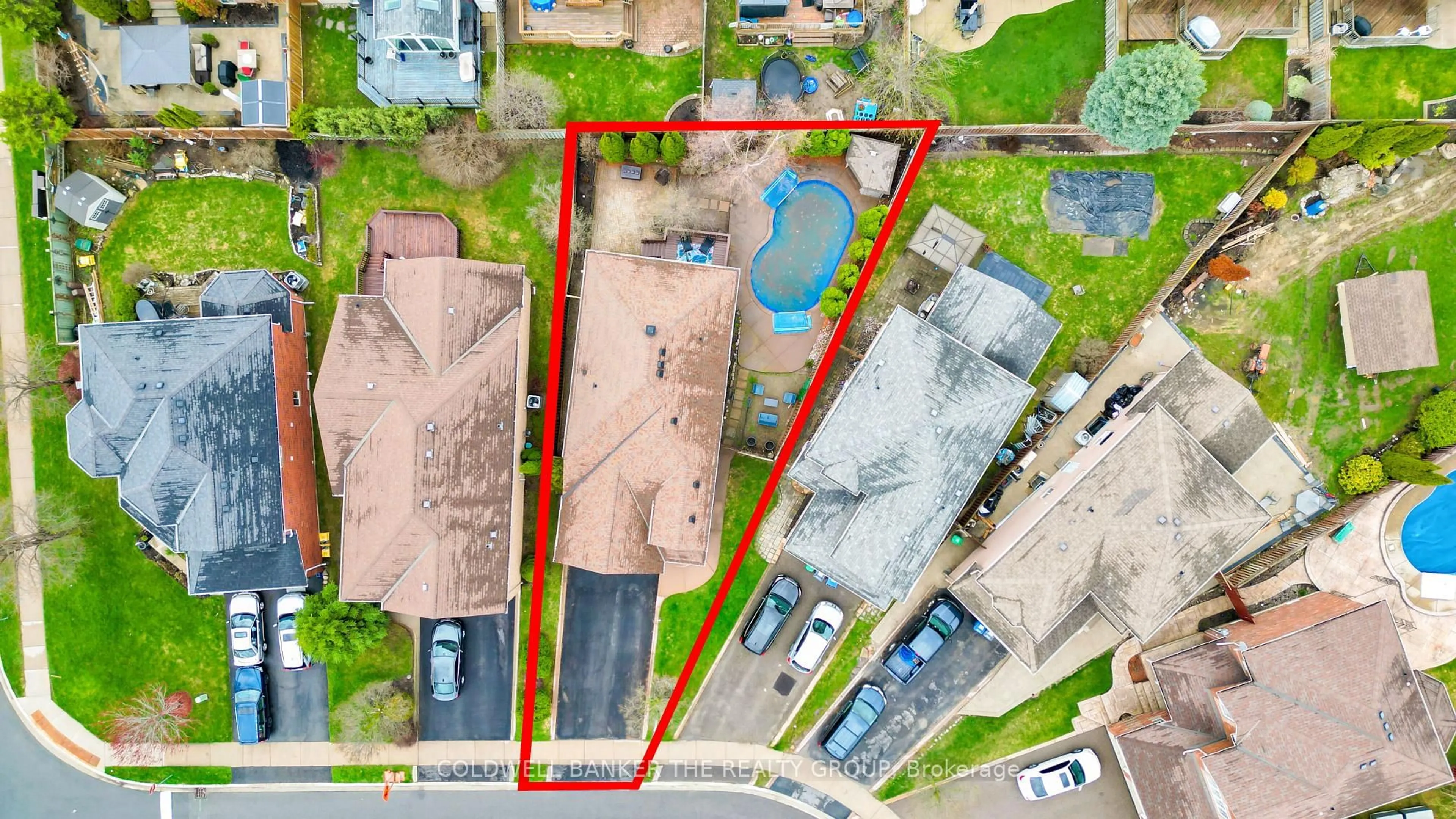 A pic from outside/outdoor area/front of a property/back of a property/a pic from drone, street for 119 Sundridge St, Brampton Ontario L7A 1J8