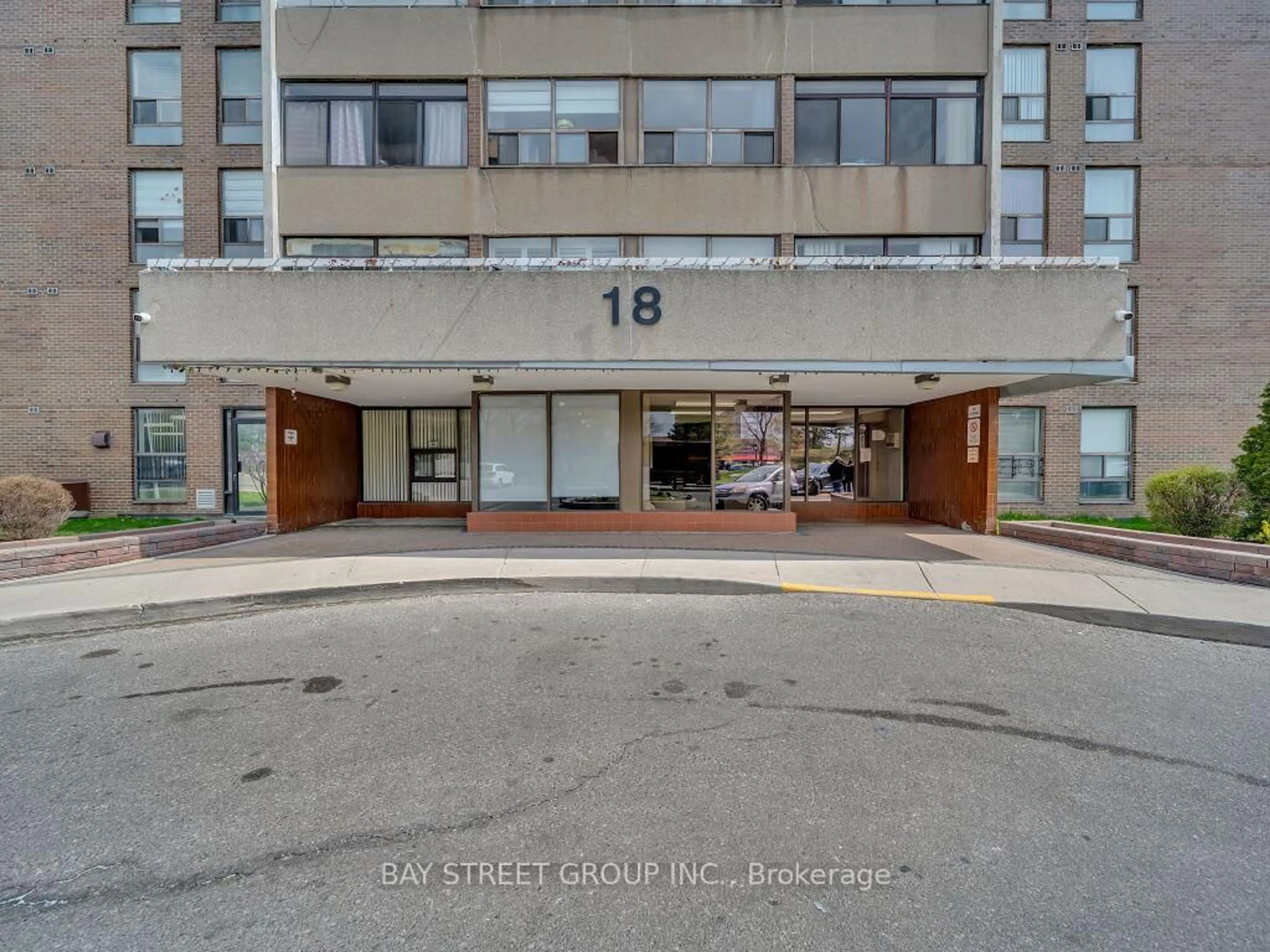 Indoor foyer for 18 Knightsbridge Rd #1003, Brampton Ontario L6T 3X5