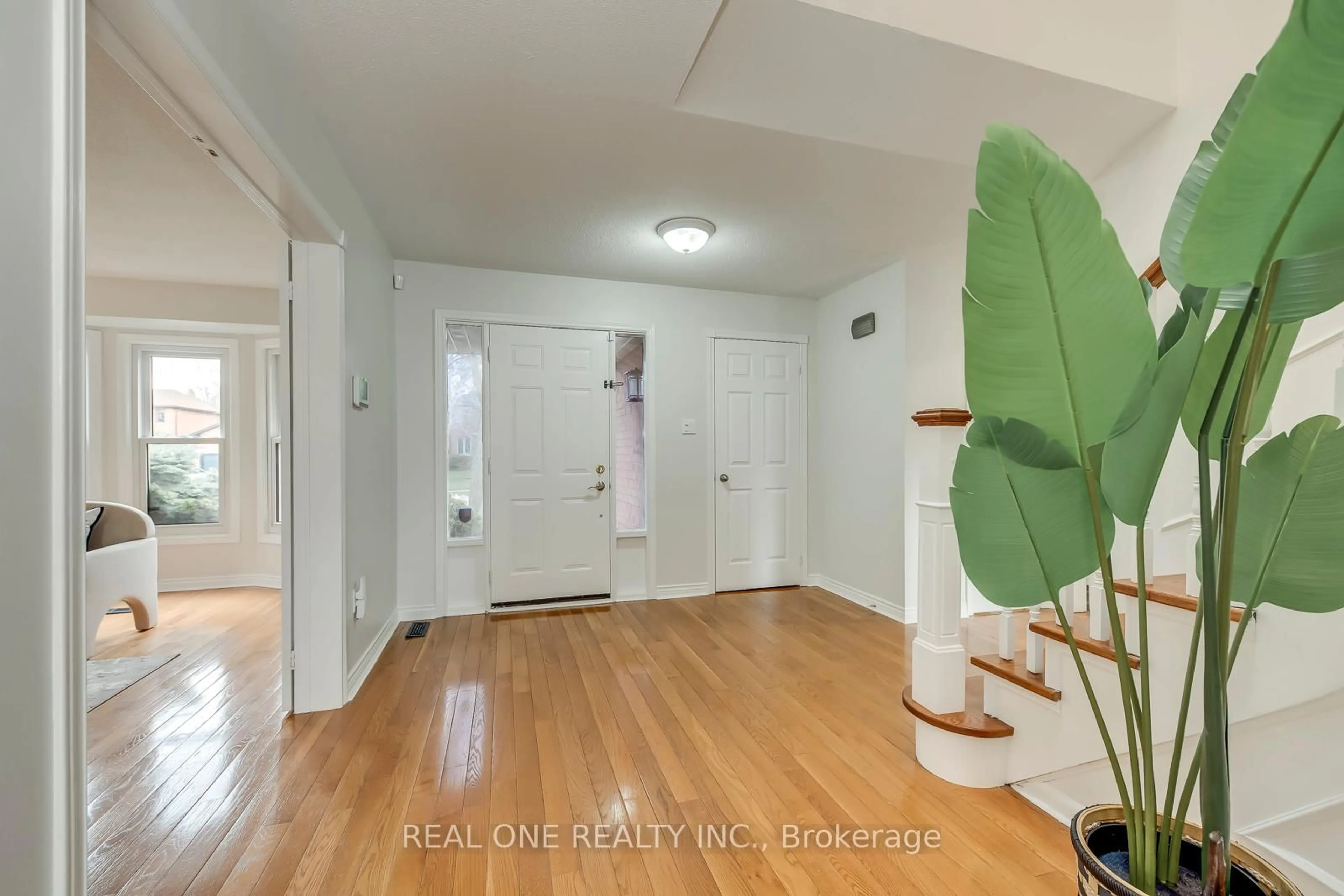 Indoor entryway for 1190 Valleybrook Dr, Oakville Ontario L6H 4Z7