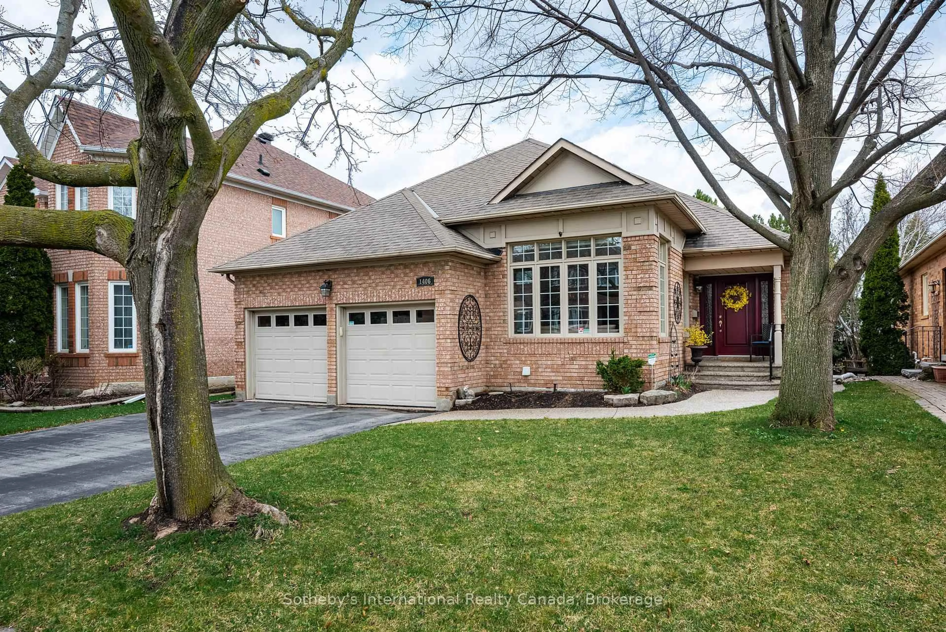 Home with brick exterior material, street for 1406 Summerhill Cres, Oakville Ontario L6H 6E4