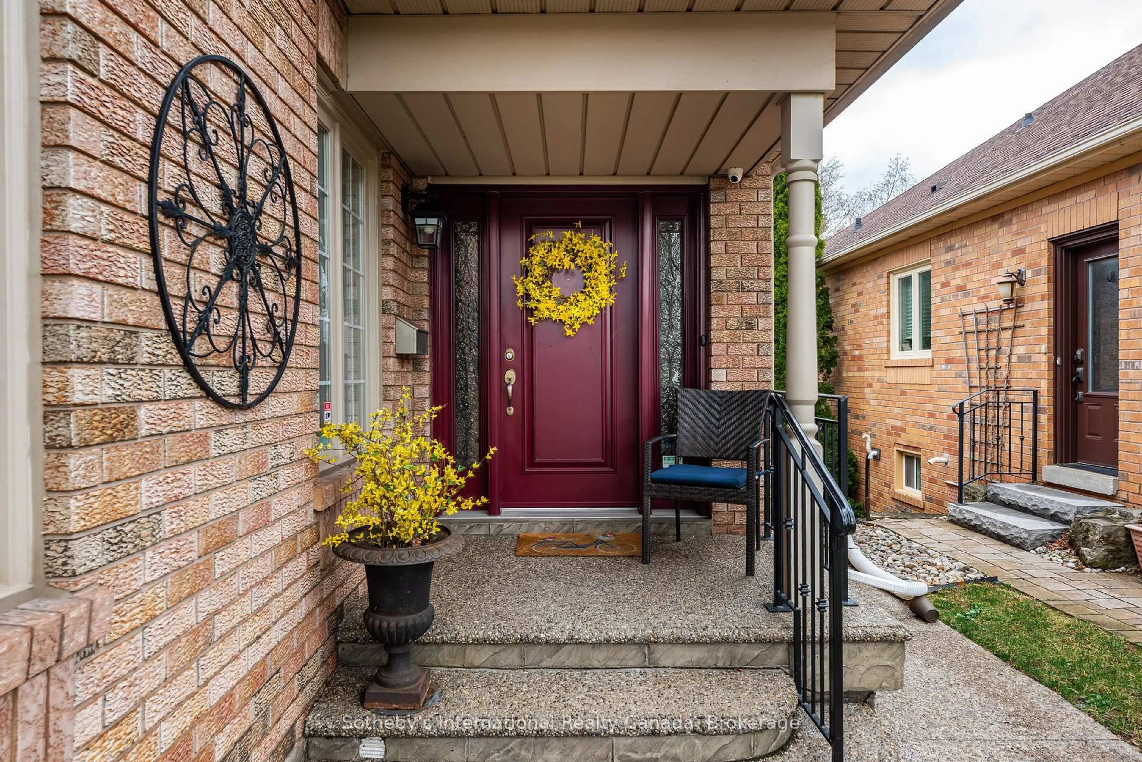 Indoor entryway for 1406 Summerhill Cres, Oakville Ontario L6H 6E4