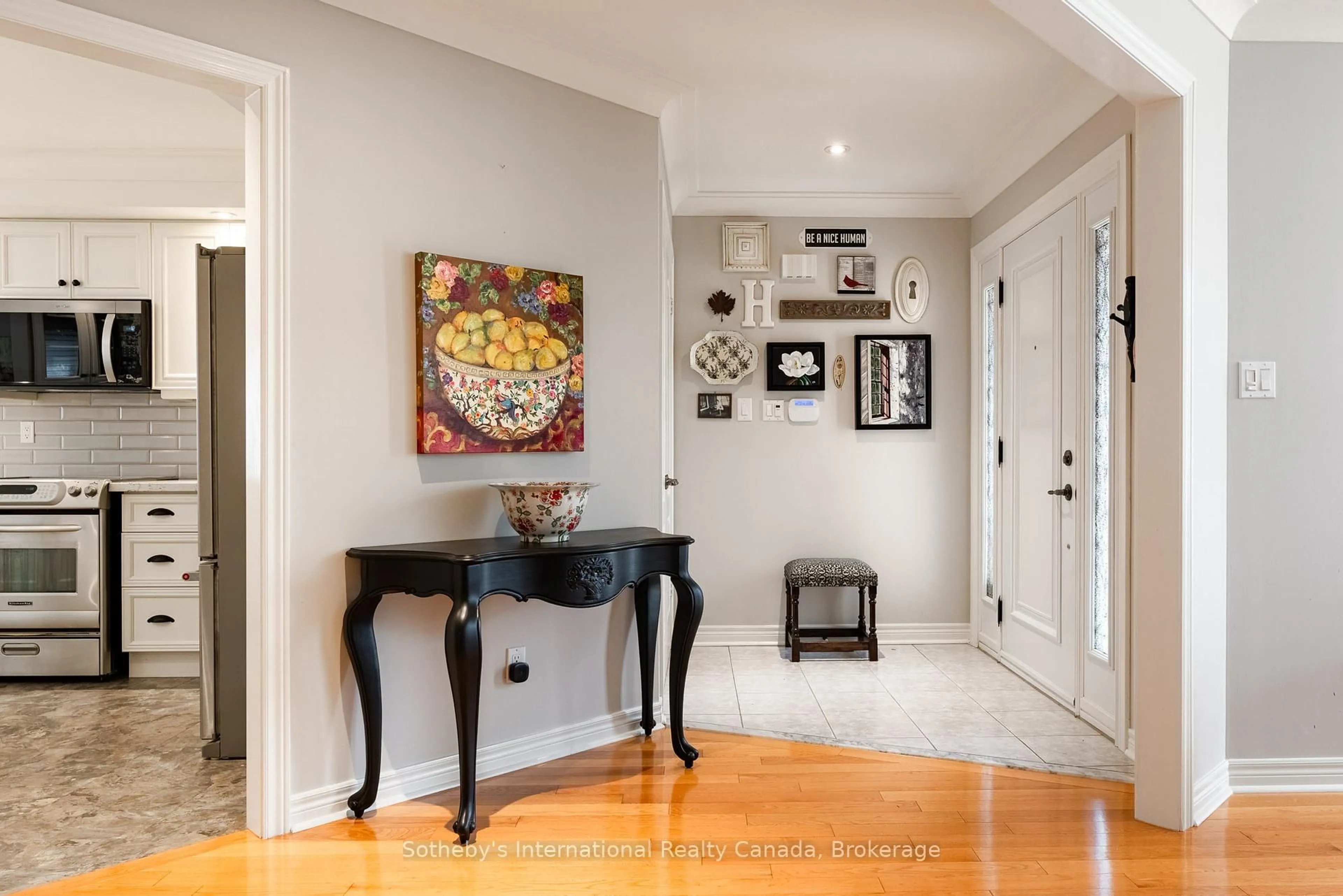 Indoor entryway for 1406 Summerhill Cres, Oakville Ontario L6H 6E4