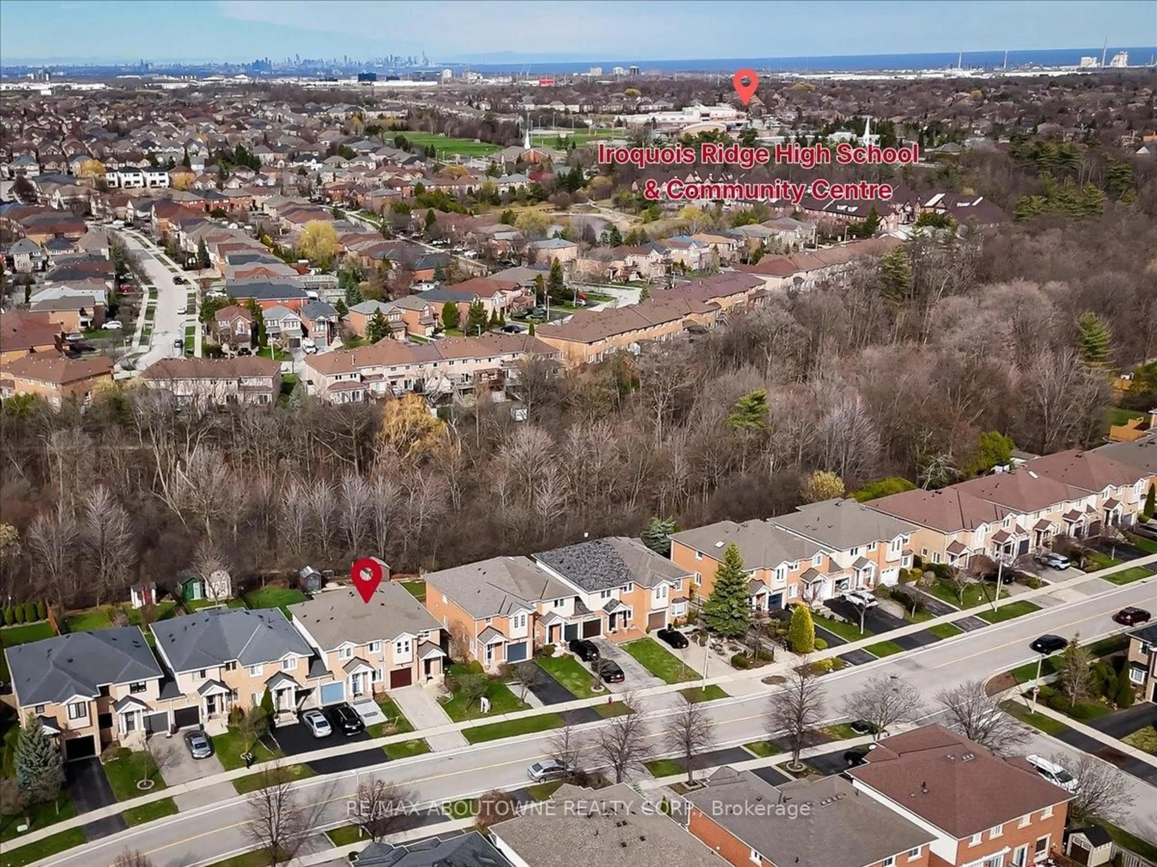 A pic from outside/outdoor area/front of a property/back of a property/a pic from drone, street for 2377 Dalebrook Dr, Oakville Ontario L6H 6K4