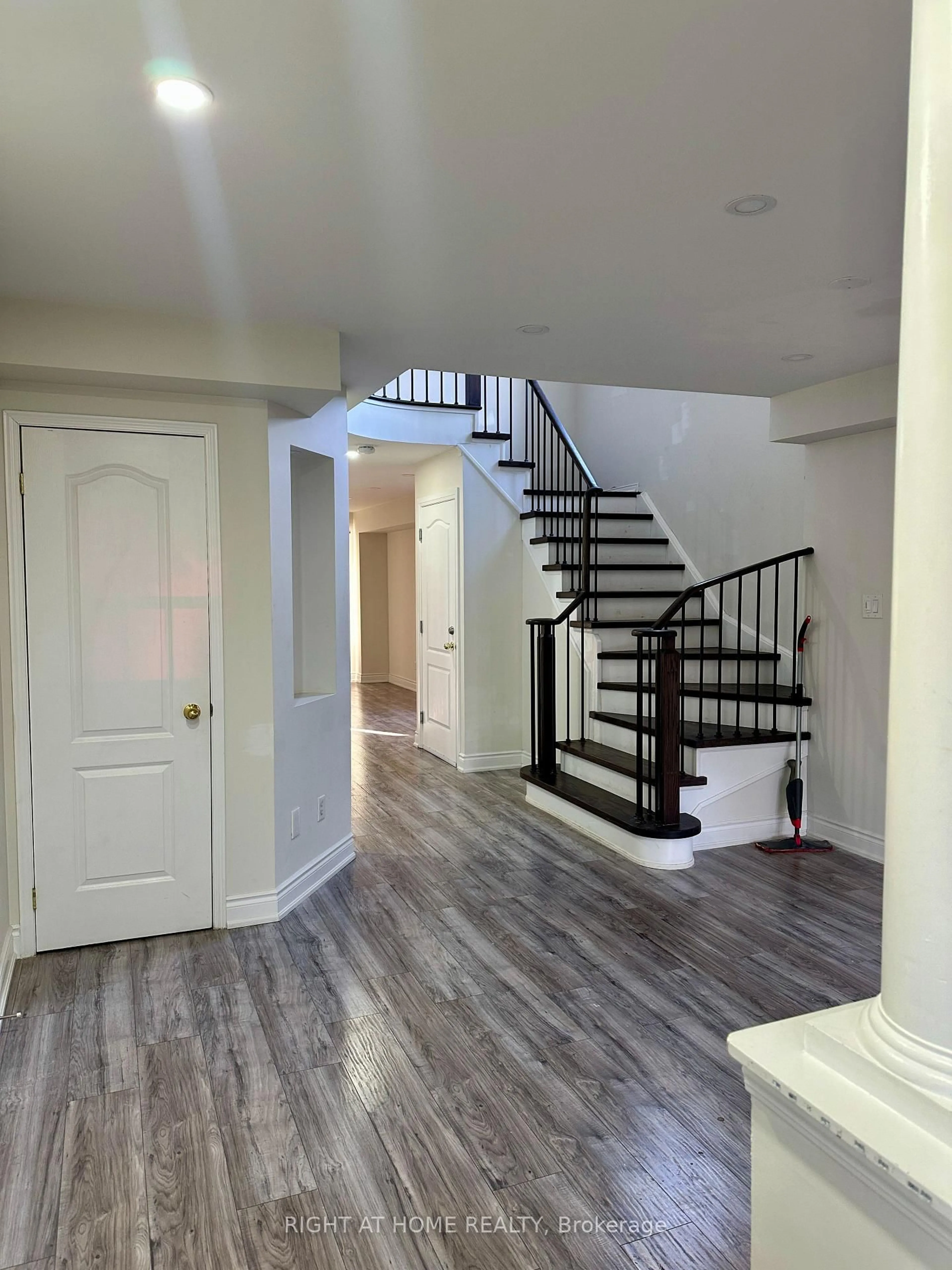 Indoor entryway for 5950 Shelford Terr, Mississauga Ontario L5M 6K3