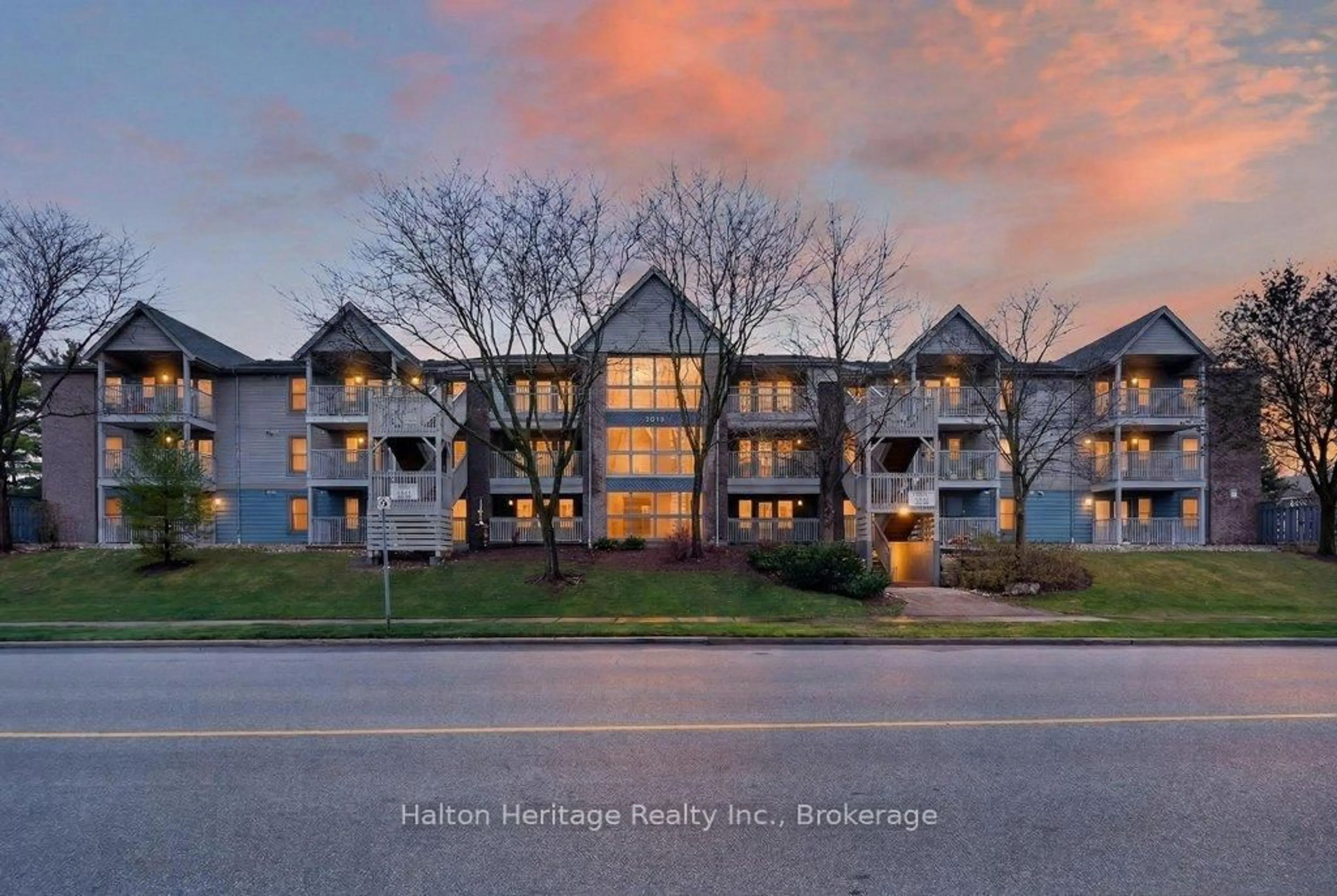 A pic from outside/outdoor area/front of a property/back of a property/a pic from drone, building for 2010 Cleaver Ave #224, Burlington Ontario L7M 4C1