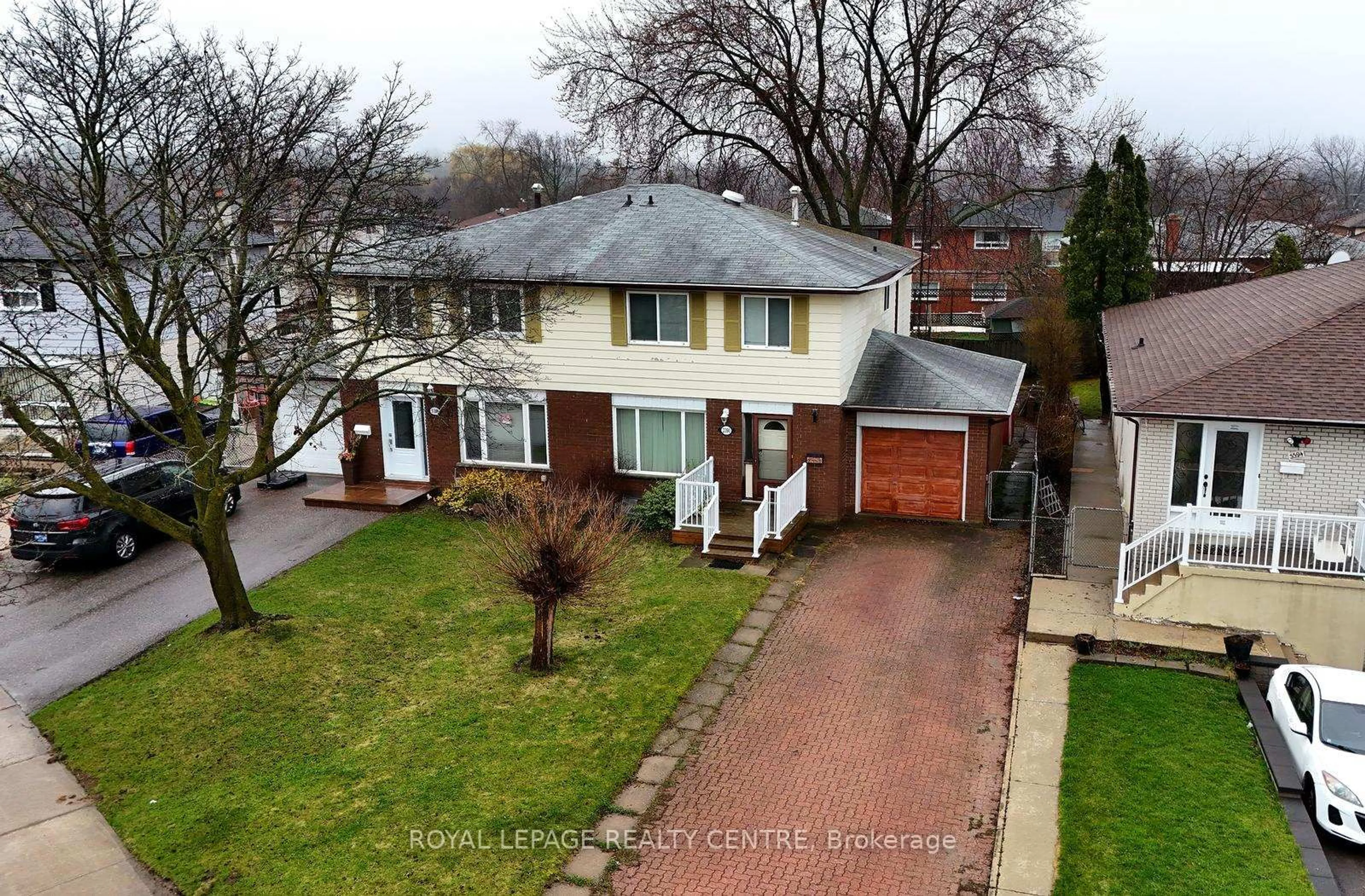 A pic from outside/outdoor area/front of a property/back of a property/a pic from drone, street for 3390 Frobex Crt, Mississauga Ontario L5C 2B5