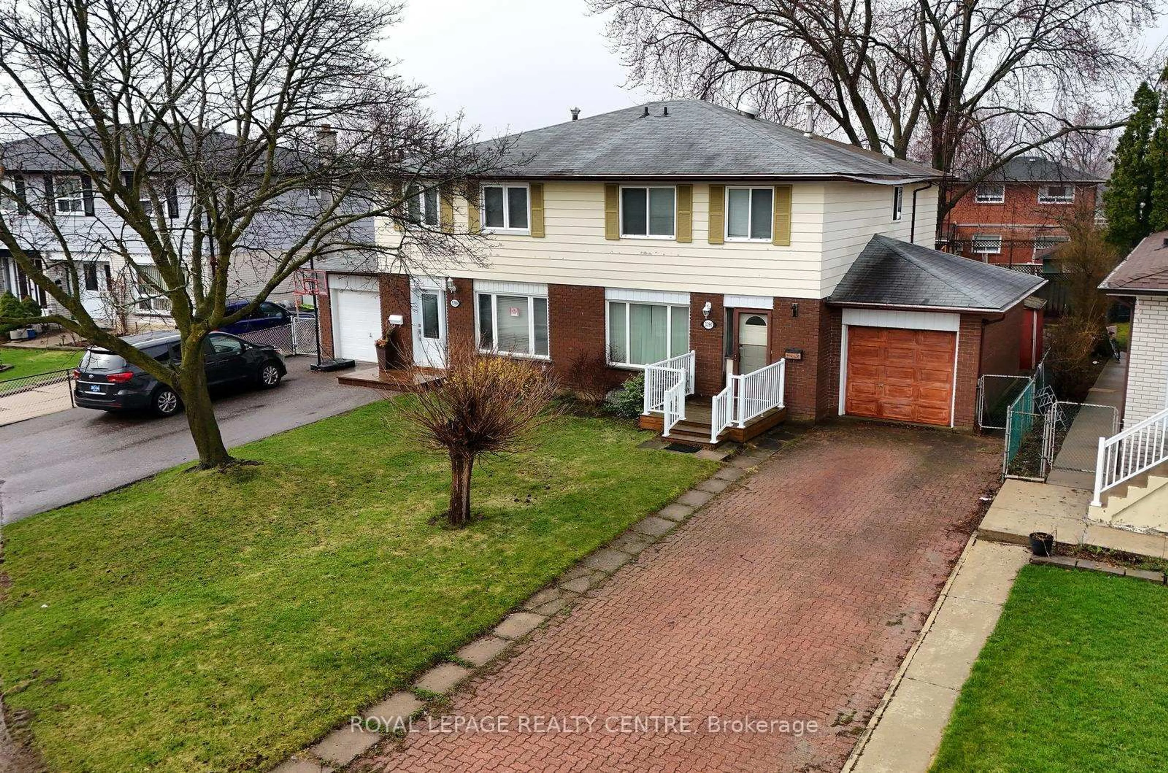 A pic from outside/outdoor area/front of a property/back of a property/a pic from drone, street for 3390 Frobex Crt, Mississauga Ontario L5C 2B5