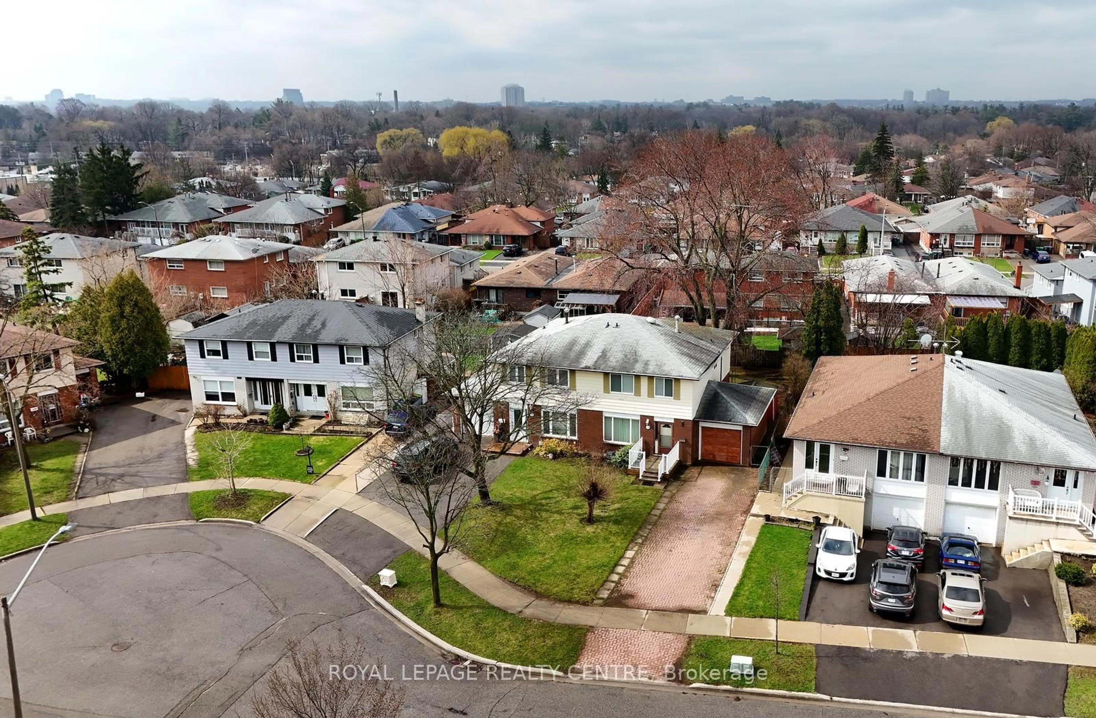 A pic from outside/outdoor area/front of a property/back of a property/a pic from drone, street for 3390 Frobex Crt, Mississauga Ontario L5C 2B5