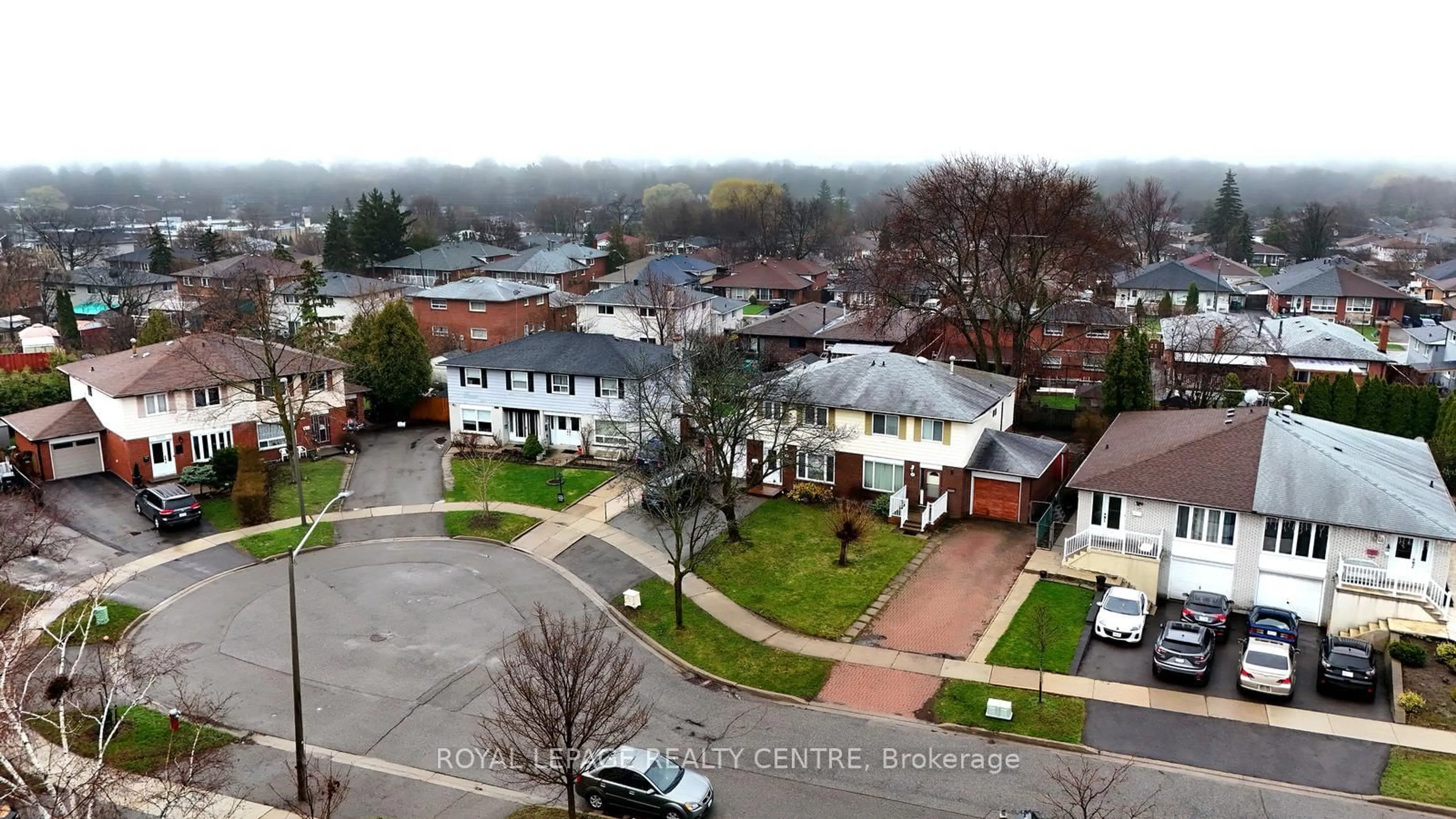 A pic from outside/outdoor area/front of a property/back of a property/a pic from drone, street for 3390 Frobex Crt, Mississauga Ontario L5C 2B5