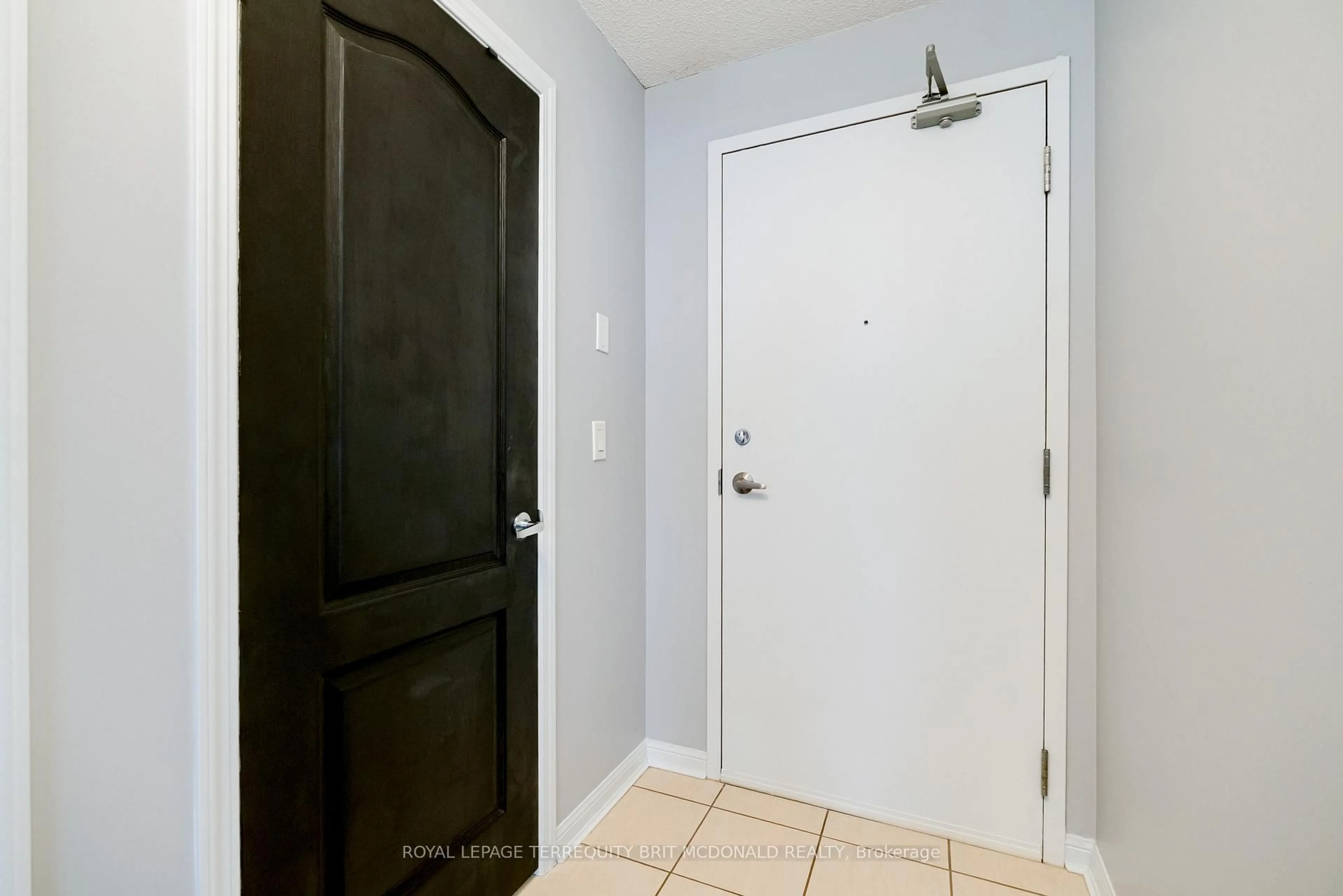 Indoor entryway for 4 Elsinore Path #1101, Toronto Ontario M8V 4G7