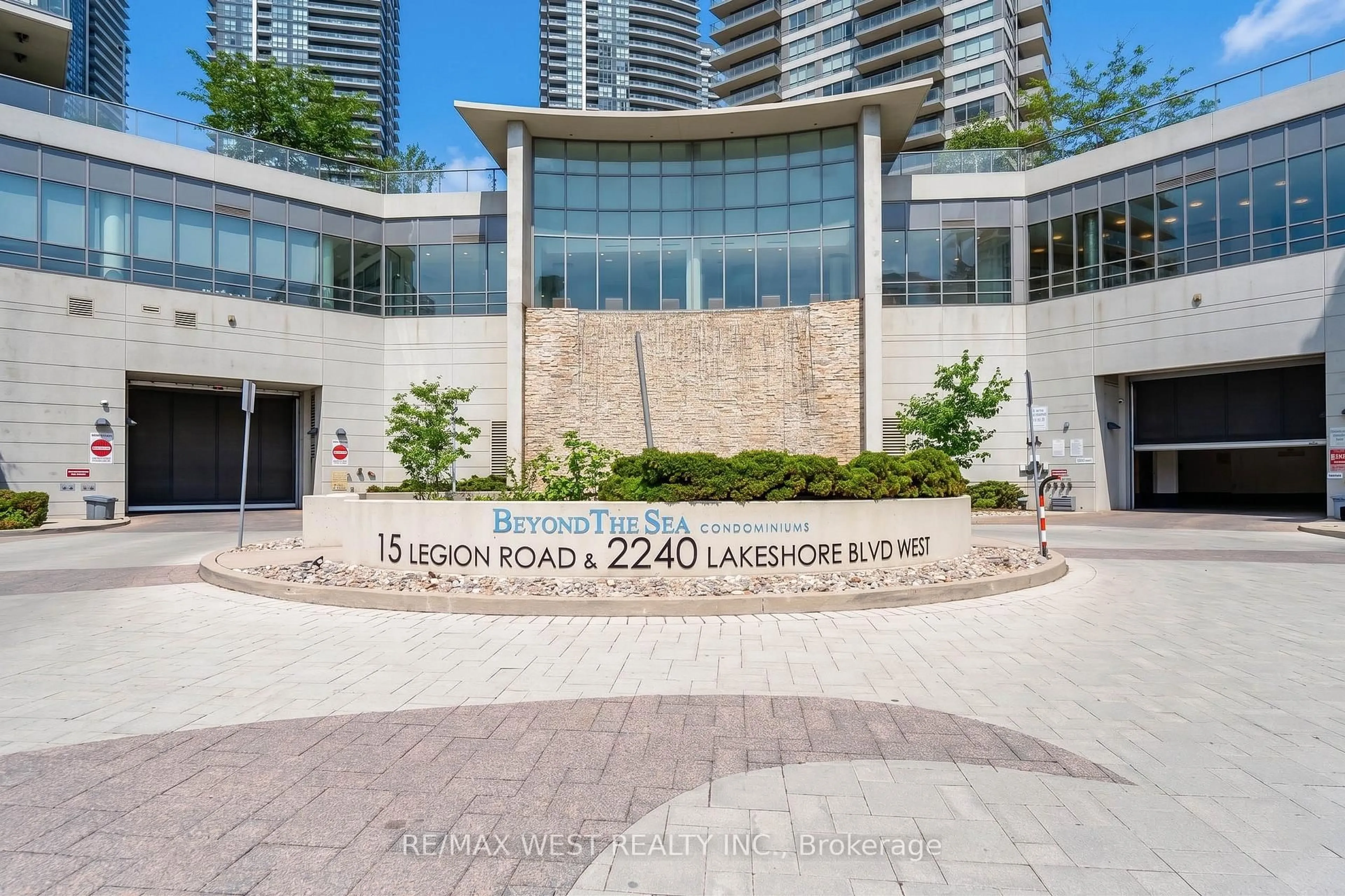 Indoor foyer for 2240 Lake Shore Blvd #505, Toronto Ontario M8V 0B1