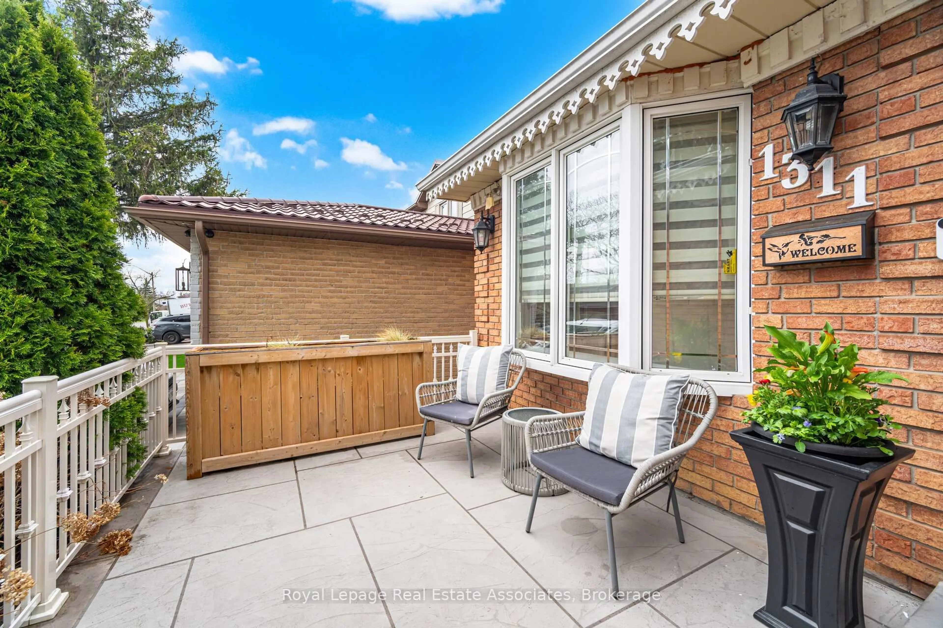Patio, water/lake/river/ocean view for 1311 Underwood Dr, Mississauga Ontario L4W 3M9