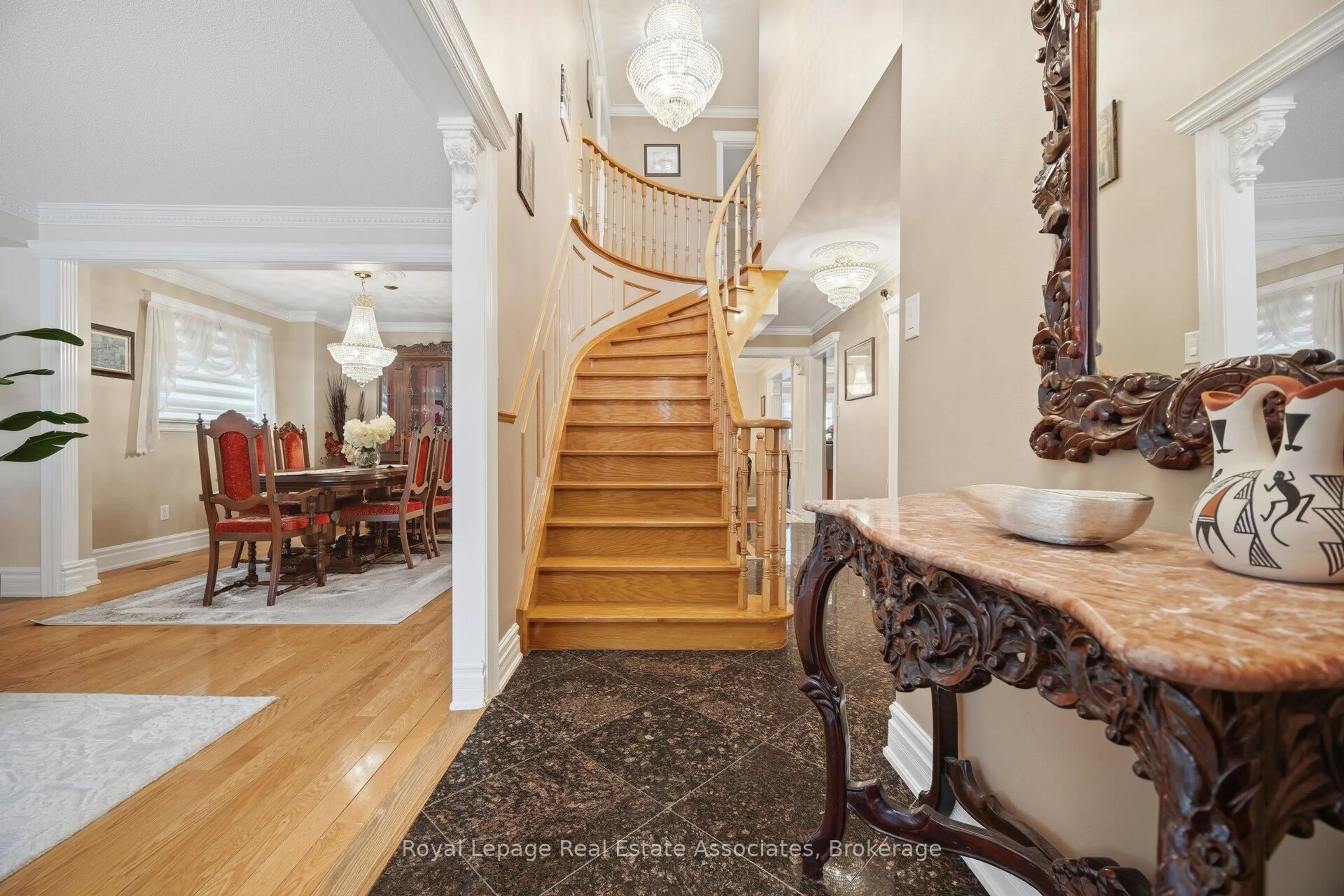 Indoor foyer for 1311 Underwood Dr, Mississauga Ontario L4W 3M9
