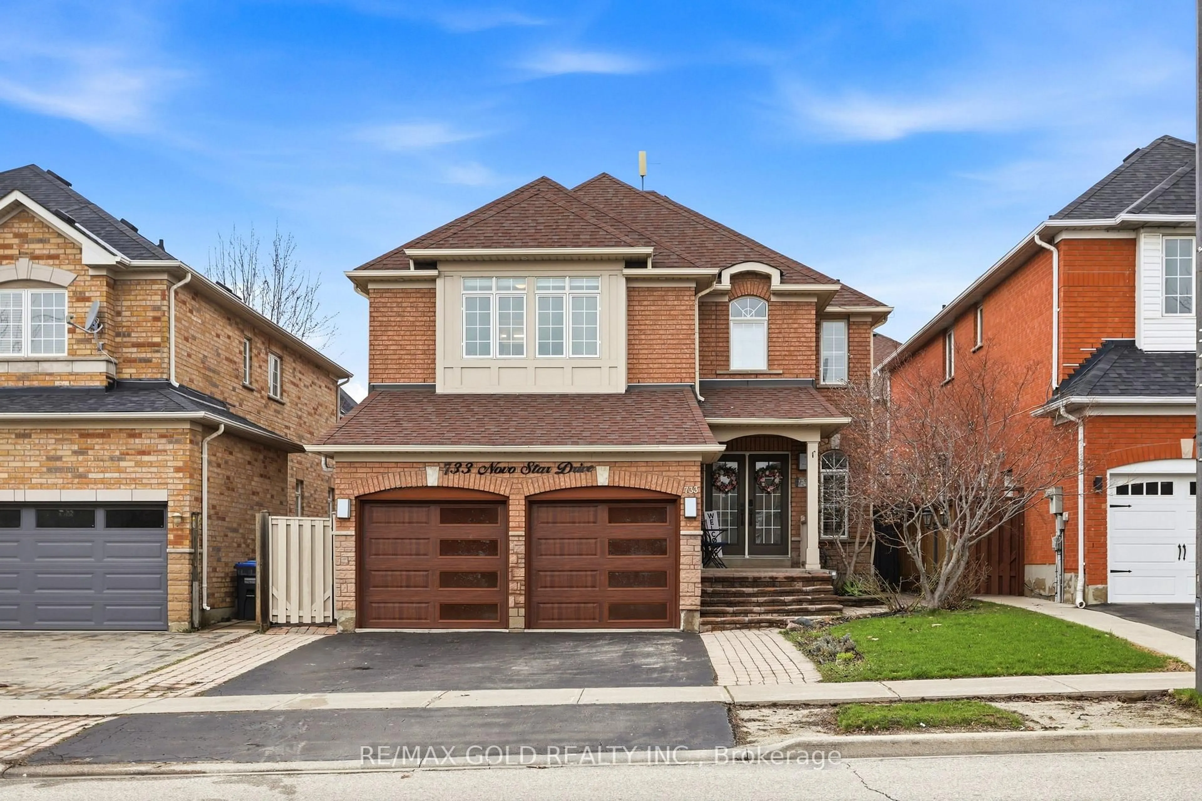 Home with brick exterior material, street for 733 Novo Star Dr, Mississauga Ontario L5W 1C7