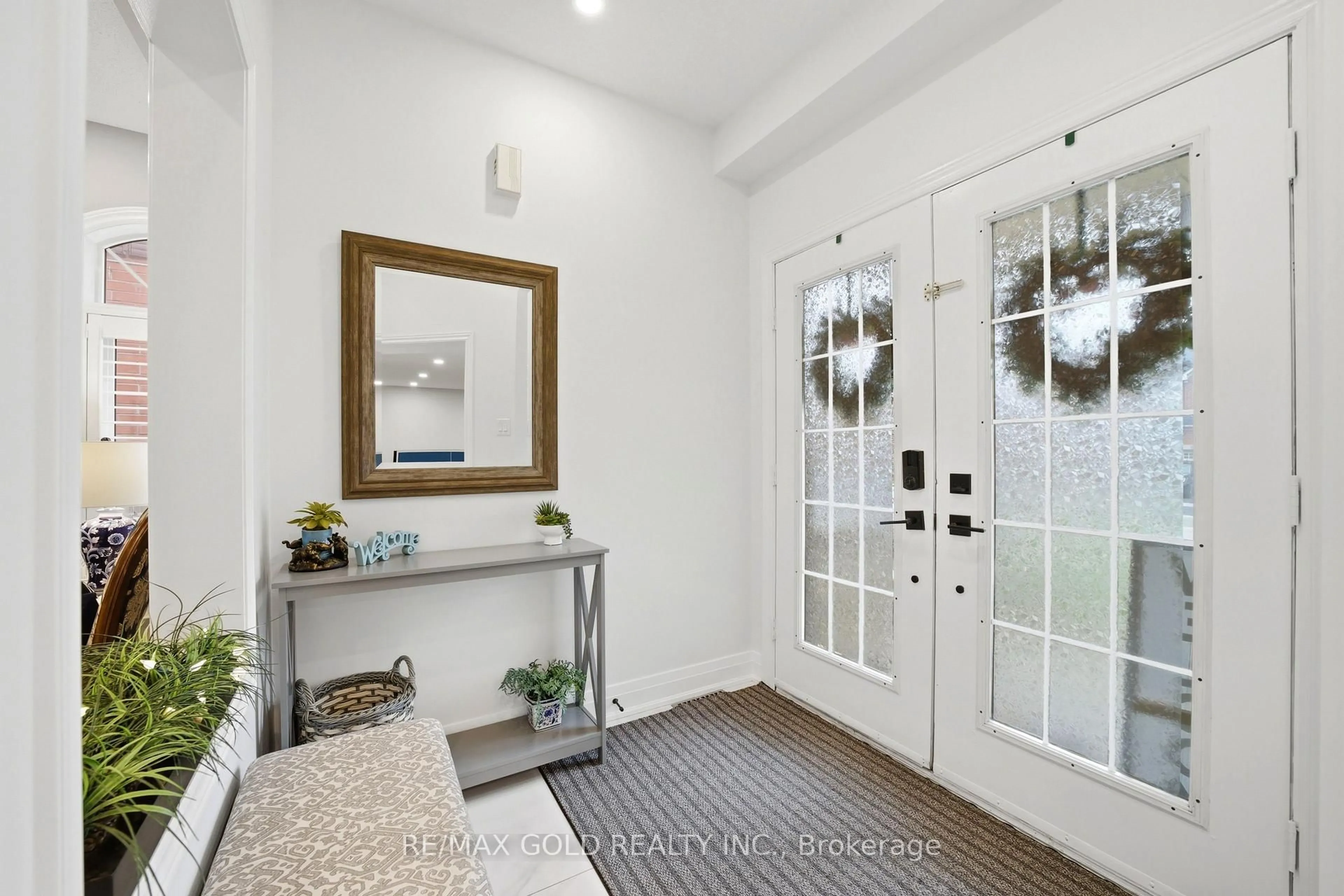 Indoor entryway for 733 Novo Star Dr, Mississauga Ontario L5W 1C7