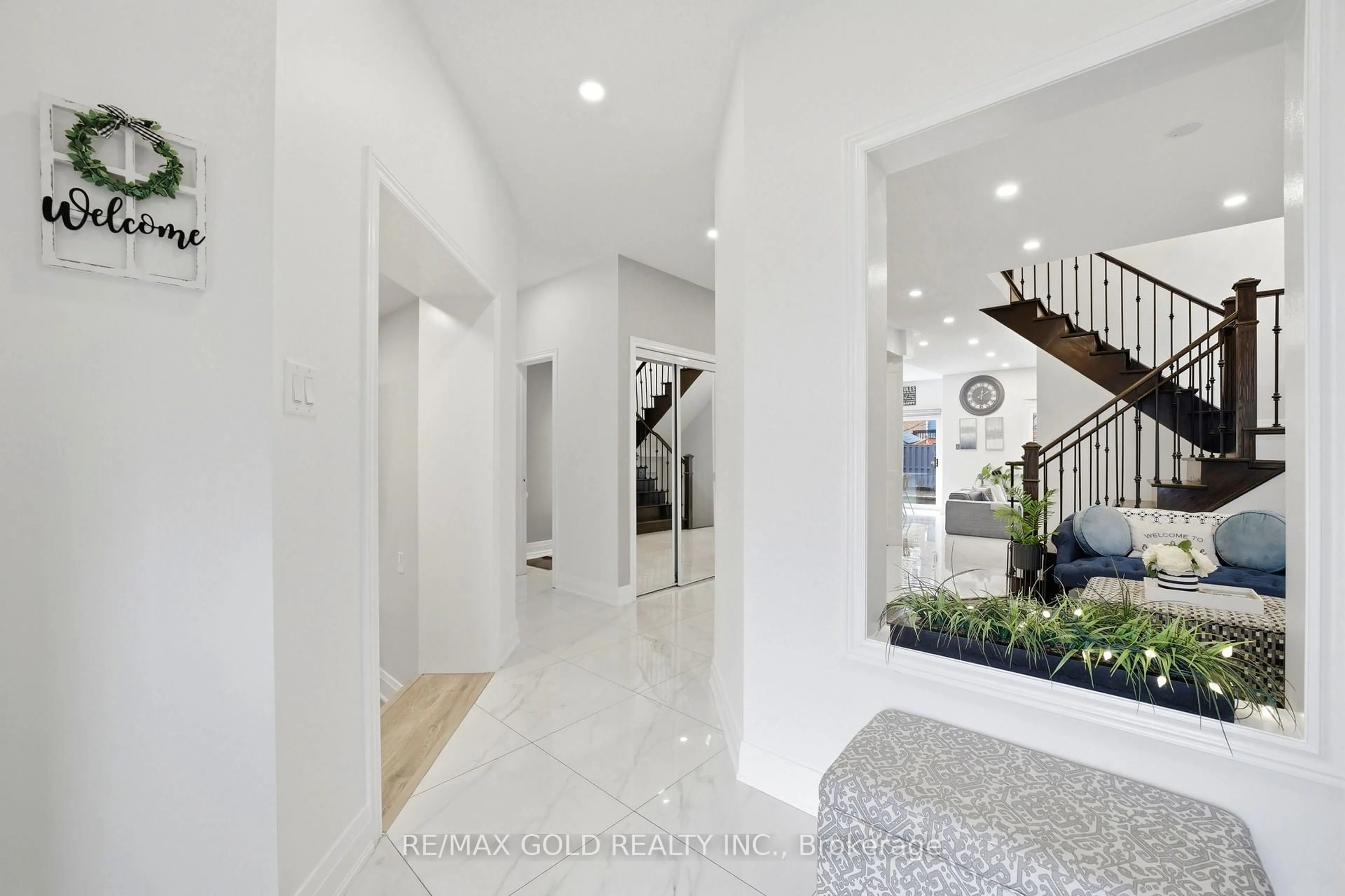 Indoor entryway for 733 Novo Star Dr, Mississauga Ontario L5W 1C7