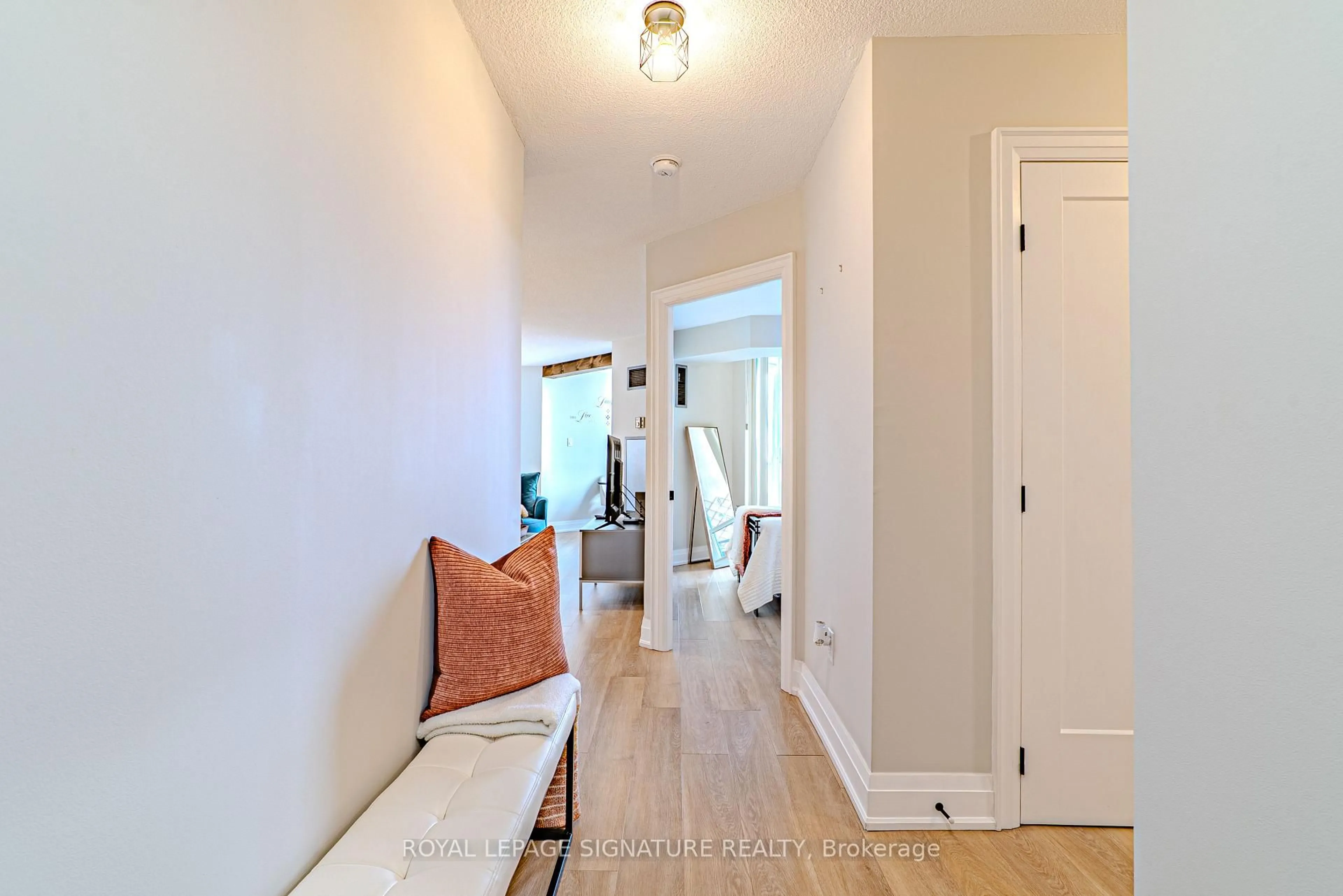 Indoor entryway for 550 Webb Dr #1206, Mississauga Ontario L5B 3Y4