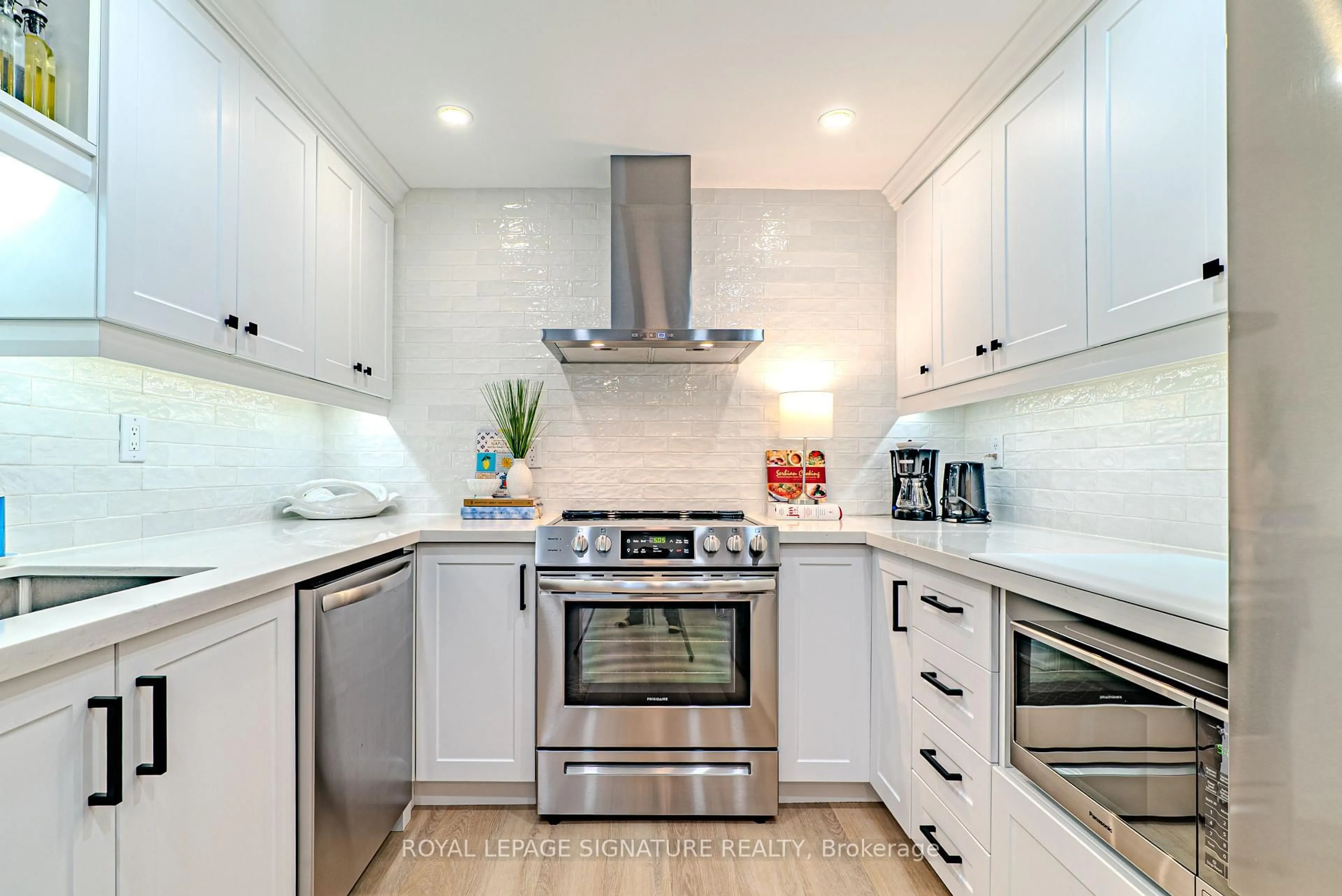 Contemporary kitchen, ceramic/tile floor for 550 Webb Dr #1206, Mississauga Ontario L5B 3Y4