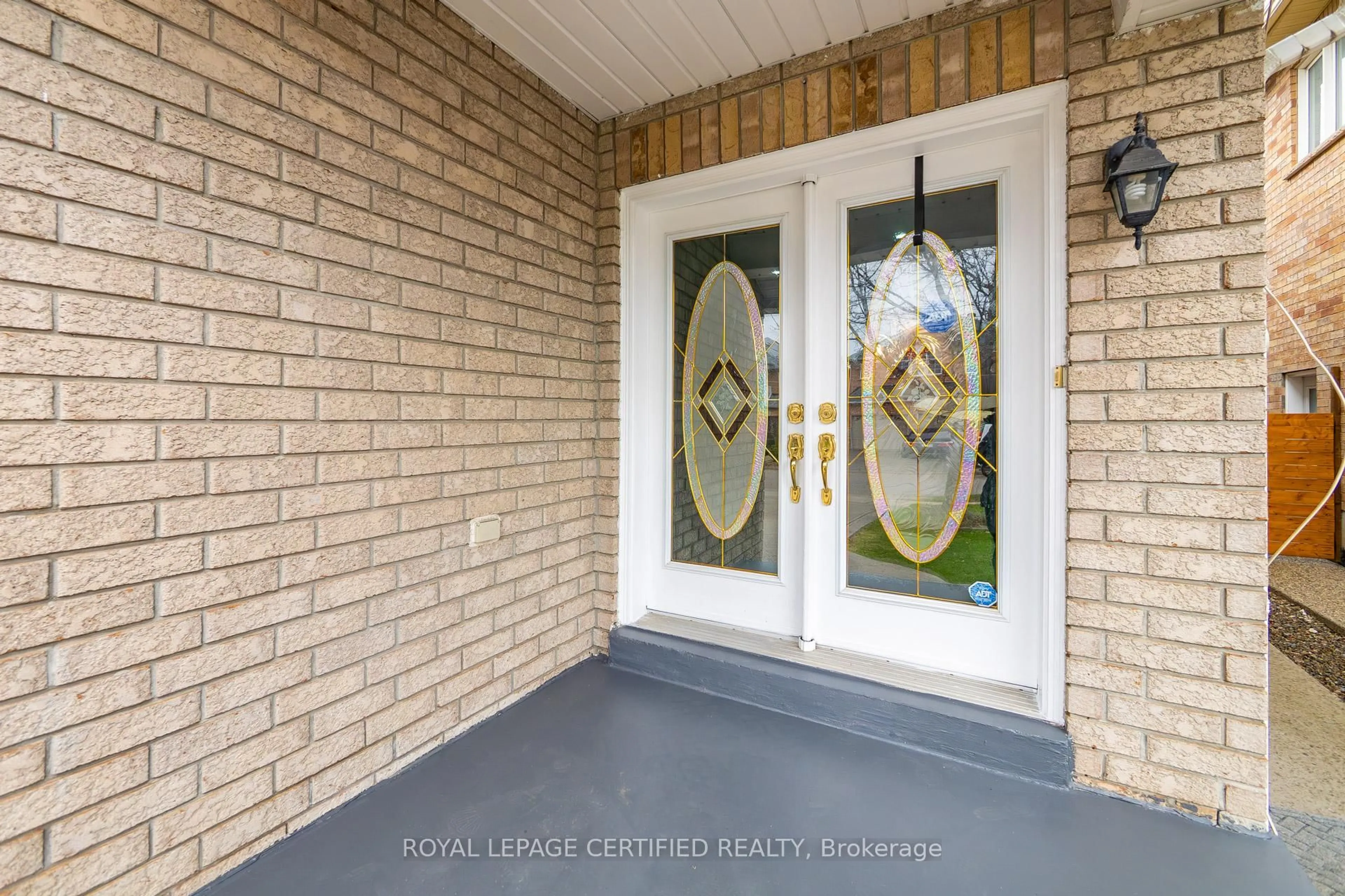 Indoor entryway for 643 Garden Walk, Mississauga Ontario L5W 1V9