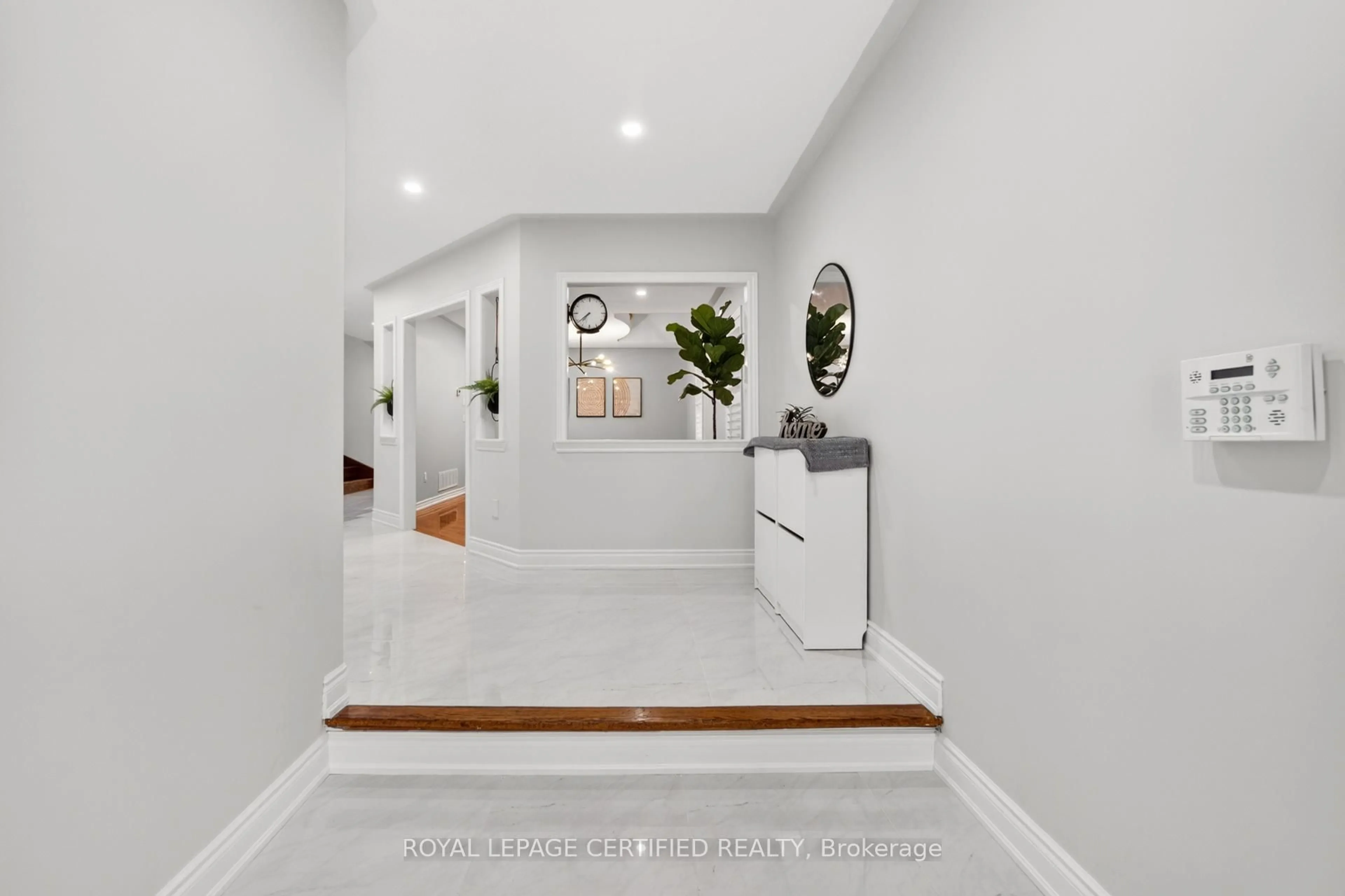 Indoor entryway for 643 Garden Walk, Mississauga Ontario L5W 1V9