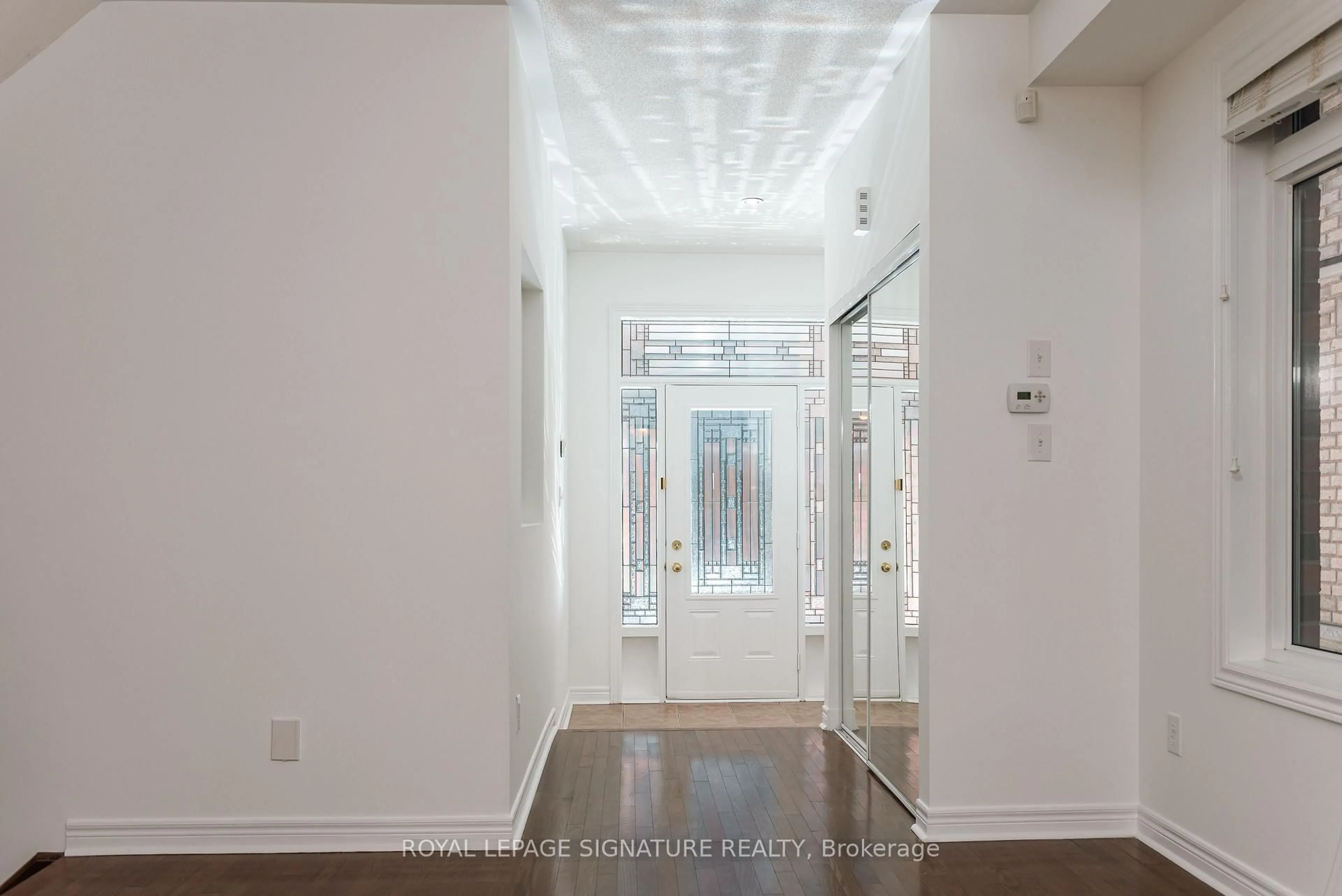 Indoor foyer for 3250 Sunlight St, Mississauga Ontario L5M 0G7