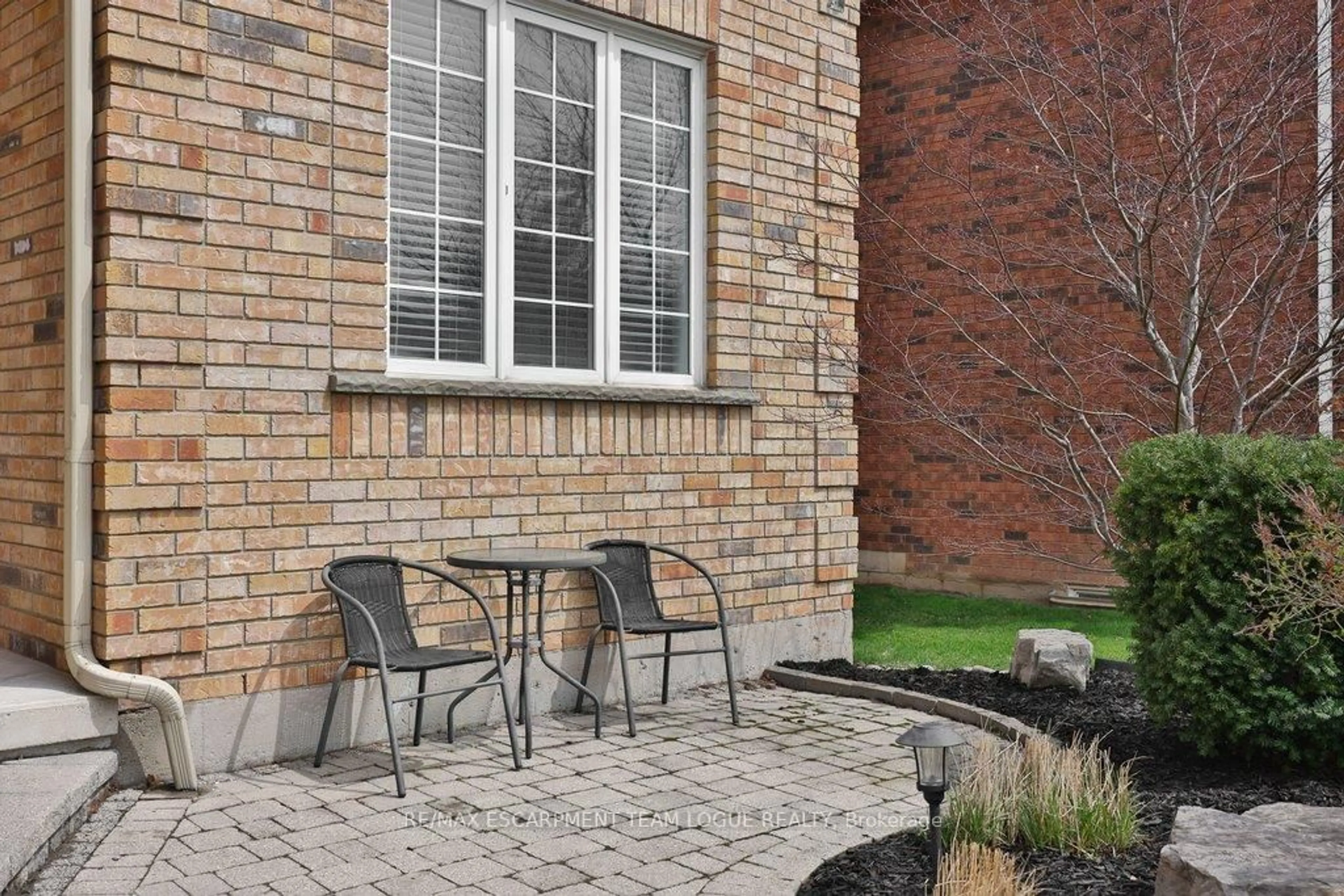 Patio, street for 473 Delaney Crt, Burlington Ontario L7L 5T7