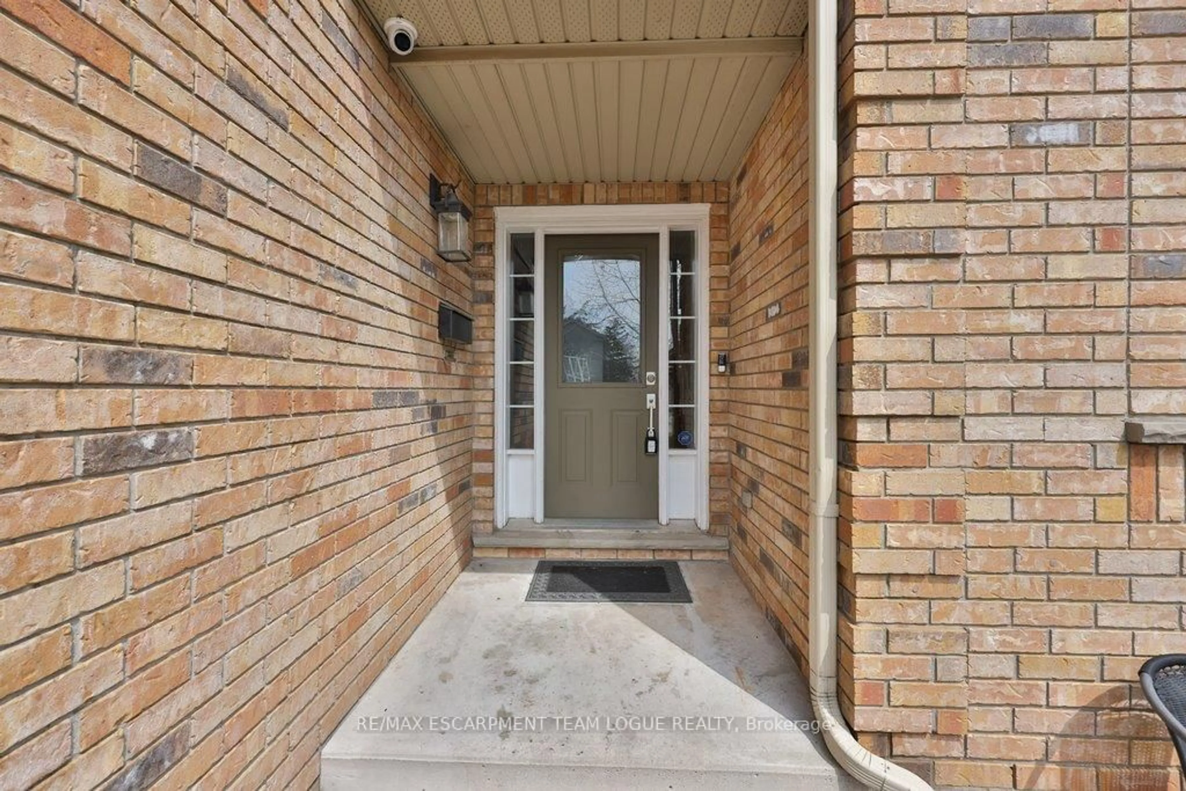 Indoor entryway for 473 Delaney Crt, Burlington Ontario L7L 5T7