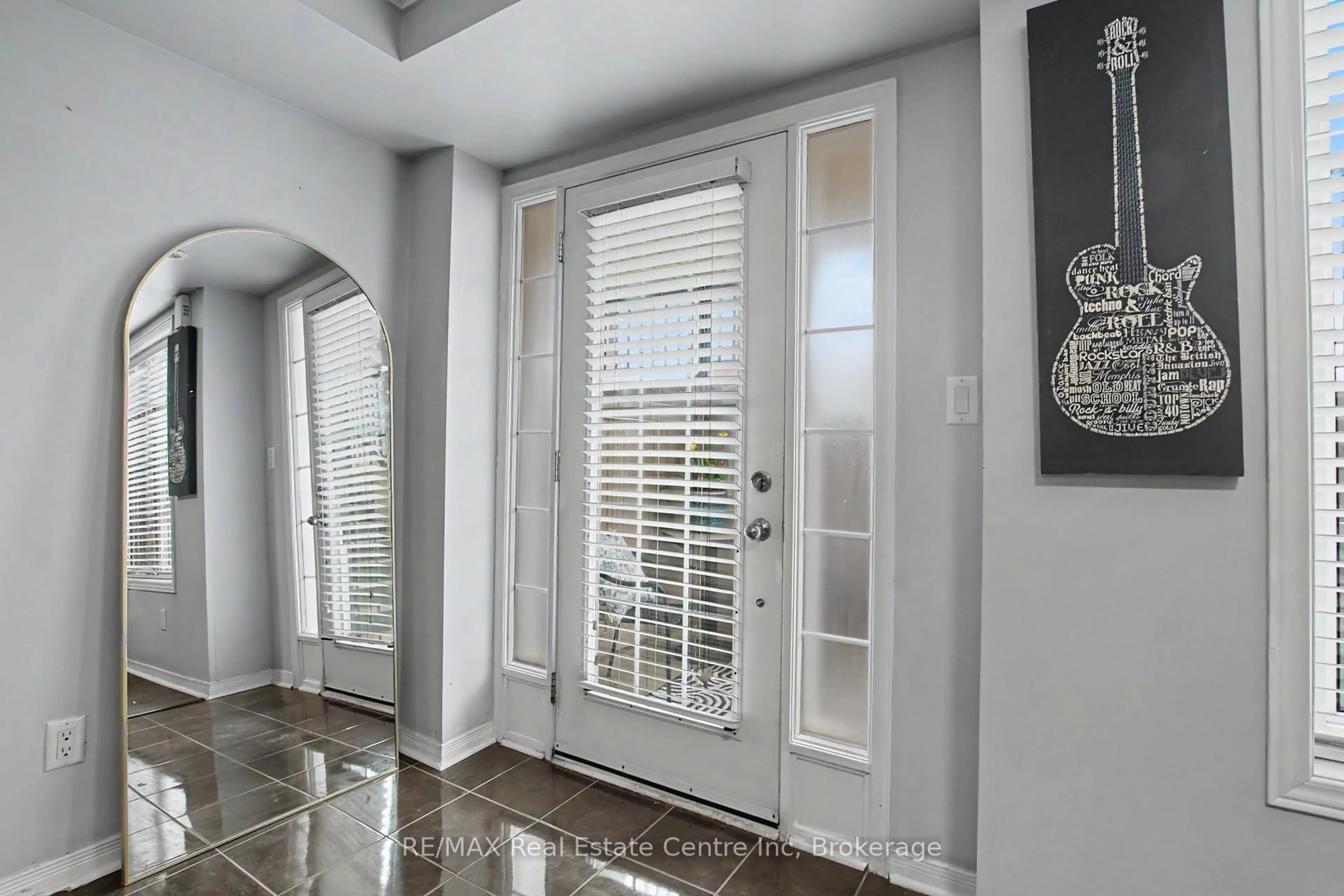 Indoor entryway for 5 Armstrong St #13, Orangeville Ontario L9W 0C5
