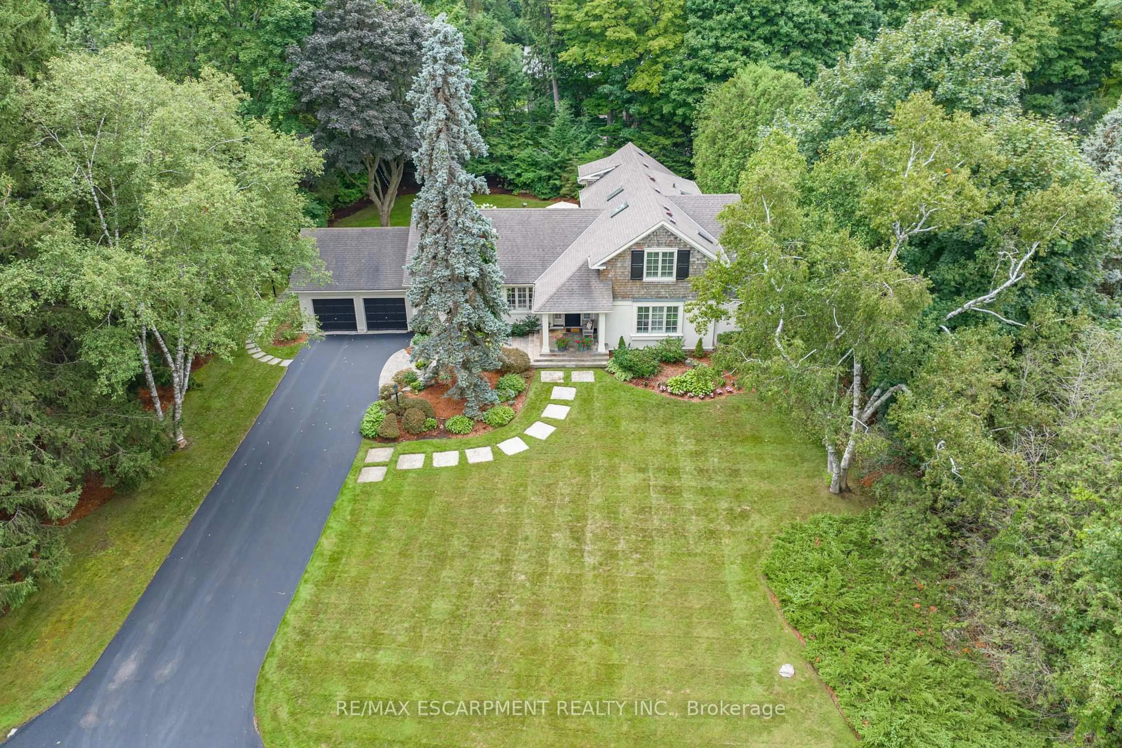 A pic from outside/outdoor area/front of a property/back of a property/a pic from drone, street for 7 Colonial Cres, Oakville Ontario L6J 4K8
