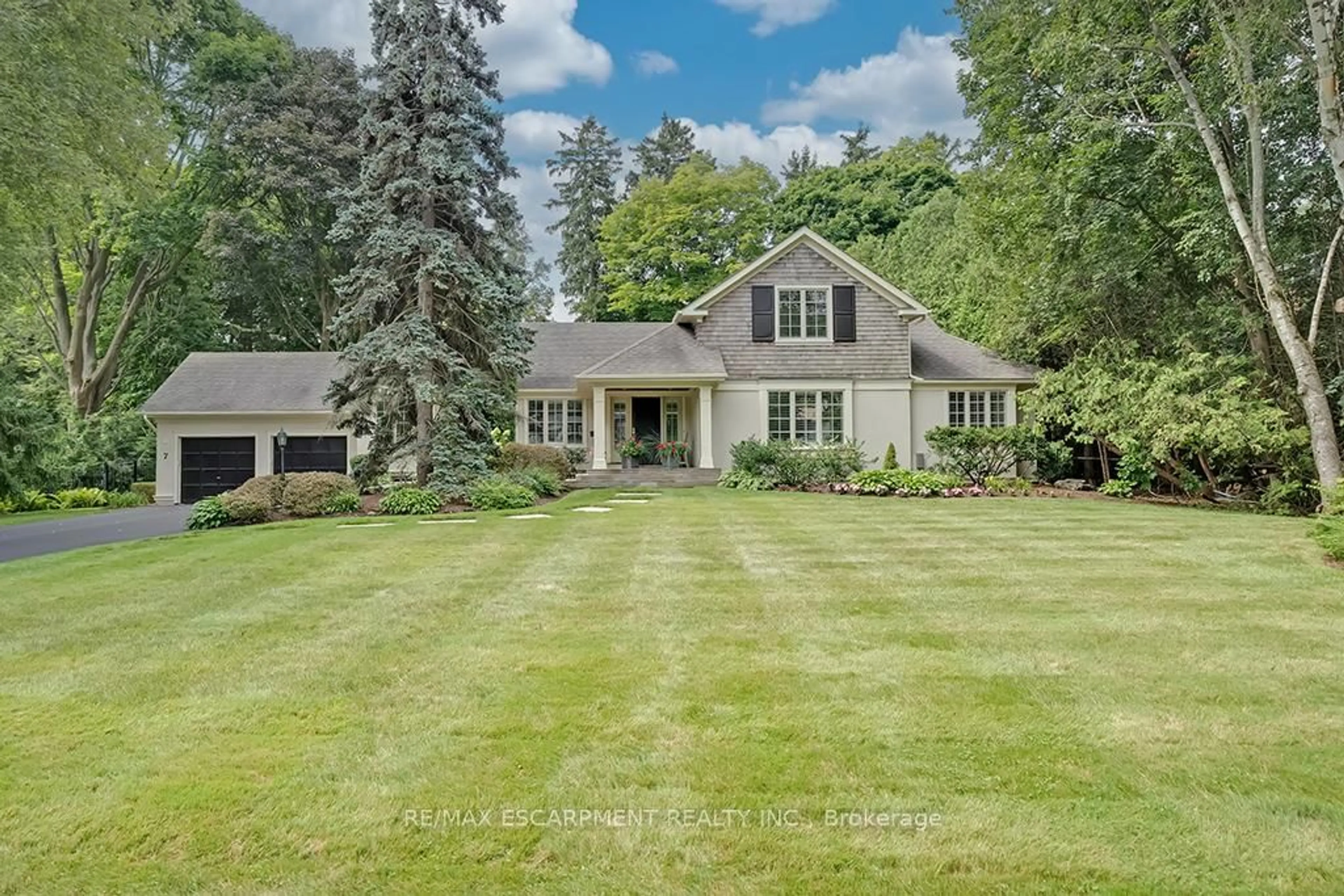 A pic from outside/outdoor area/front of a property/back of a property/a pic from drone, unknown for 7 Colonial Cres, Oakville Ontario L6J 4K8