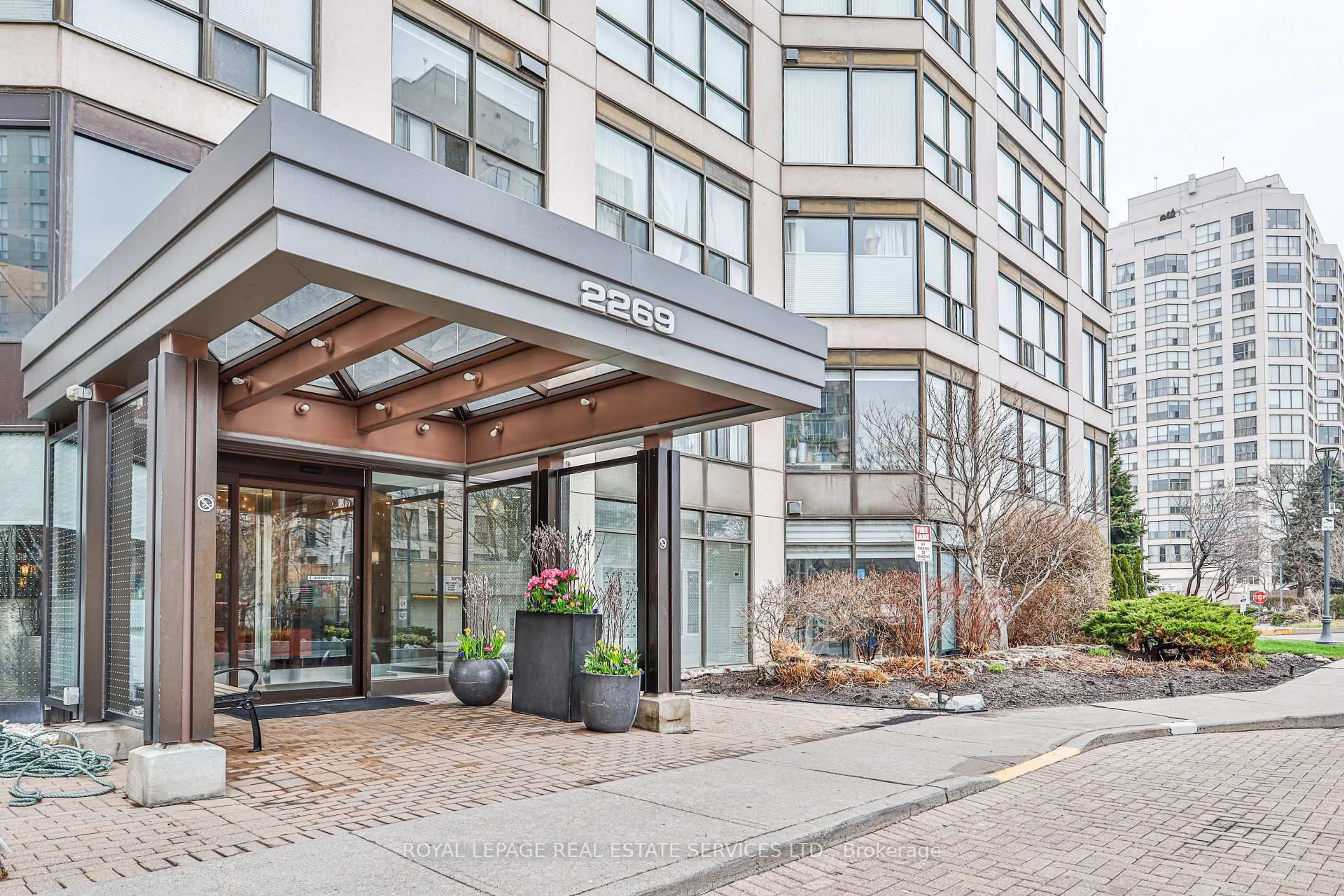 Indoor foyer for 2269 Lake Shore Blvd #2006, Toronto Ontario M8V 3X6