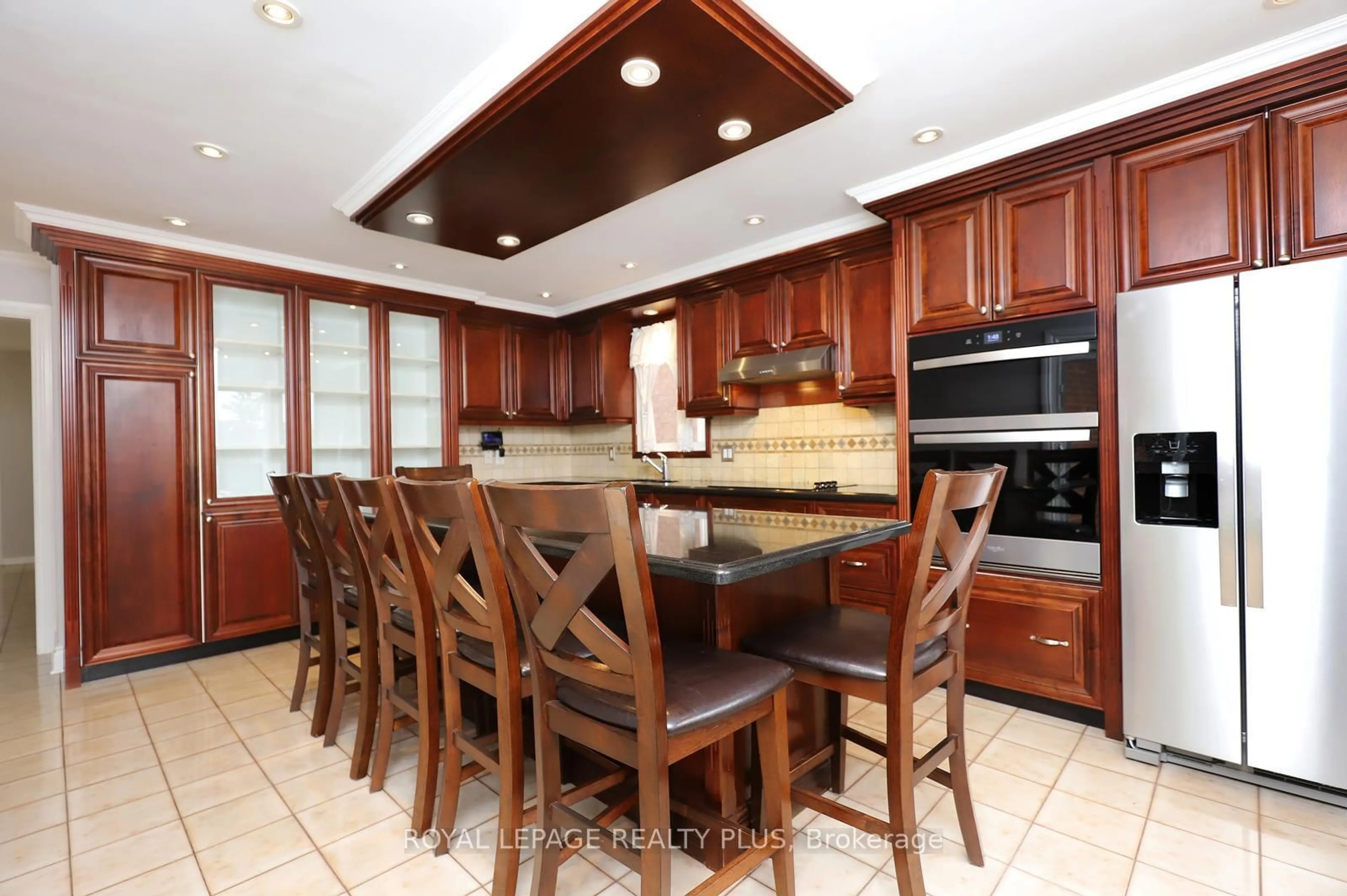 Open concept kitchen, ceramic/tile floor for 1086 Hedge Dr, Mississauga Ontario L4Y 1G2