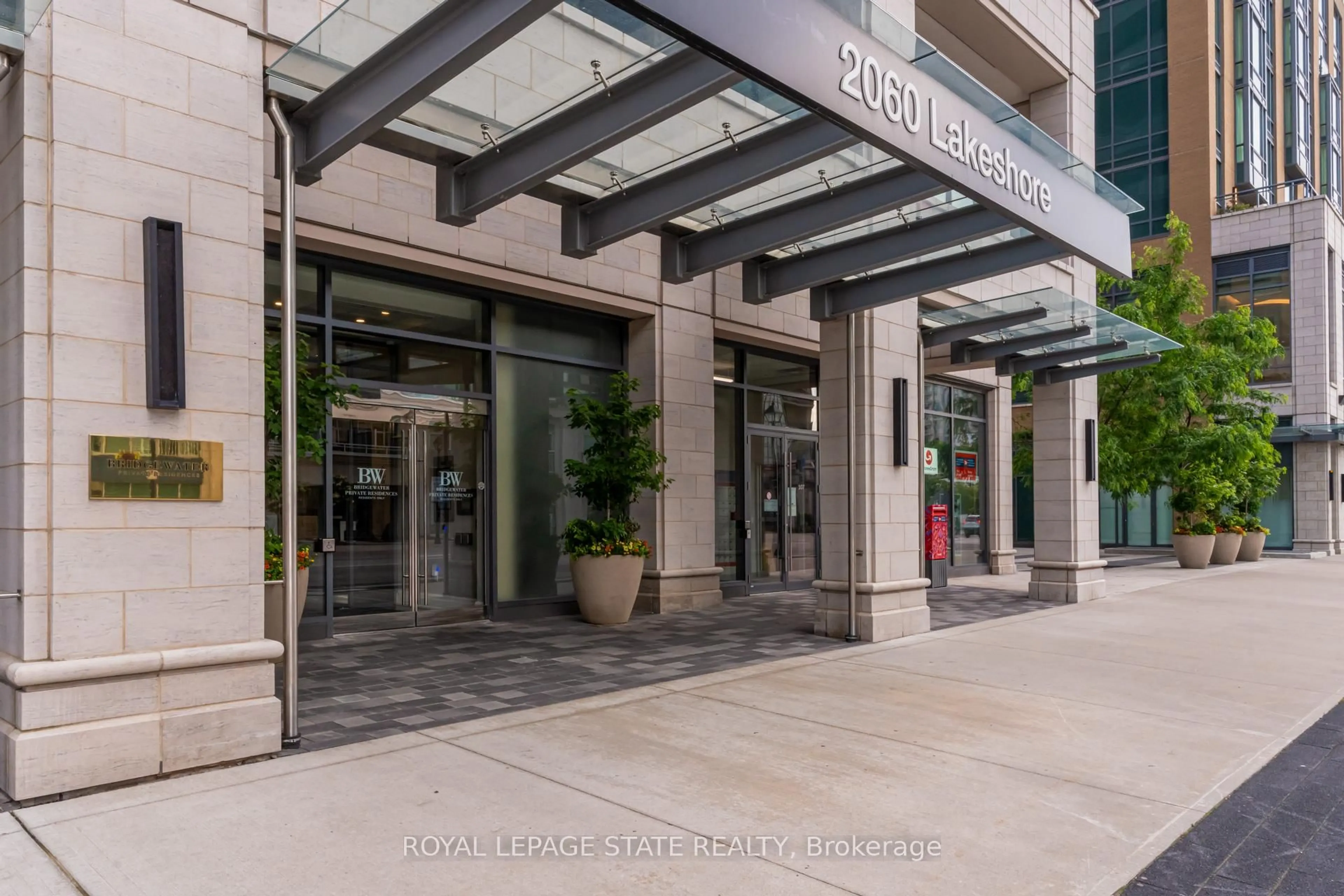 Indoor foyer for 2060 Lakeshore Rd #308, Burlington Ontario L7R 0G2