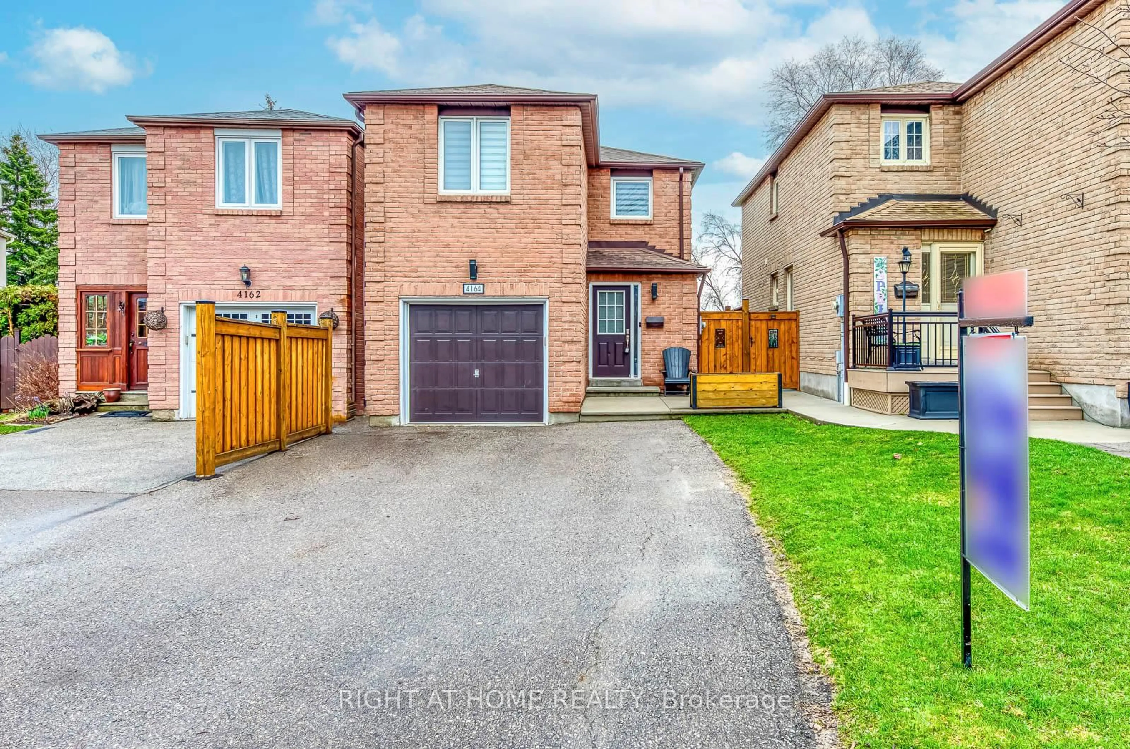 A pic from outside/outdoor area/front of a property/back of a property/a pic from drone, street for 4164 Forest Fire Cres, Mississauga Ontario L4W 3P5