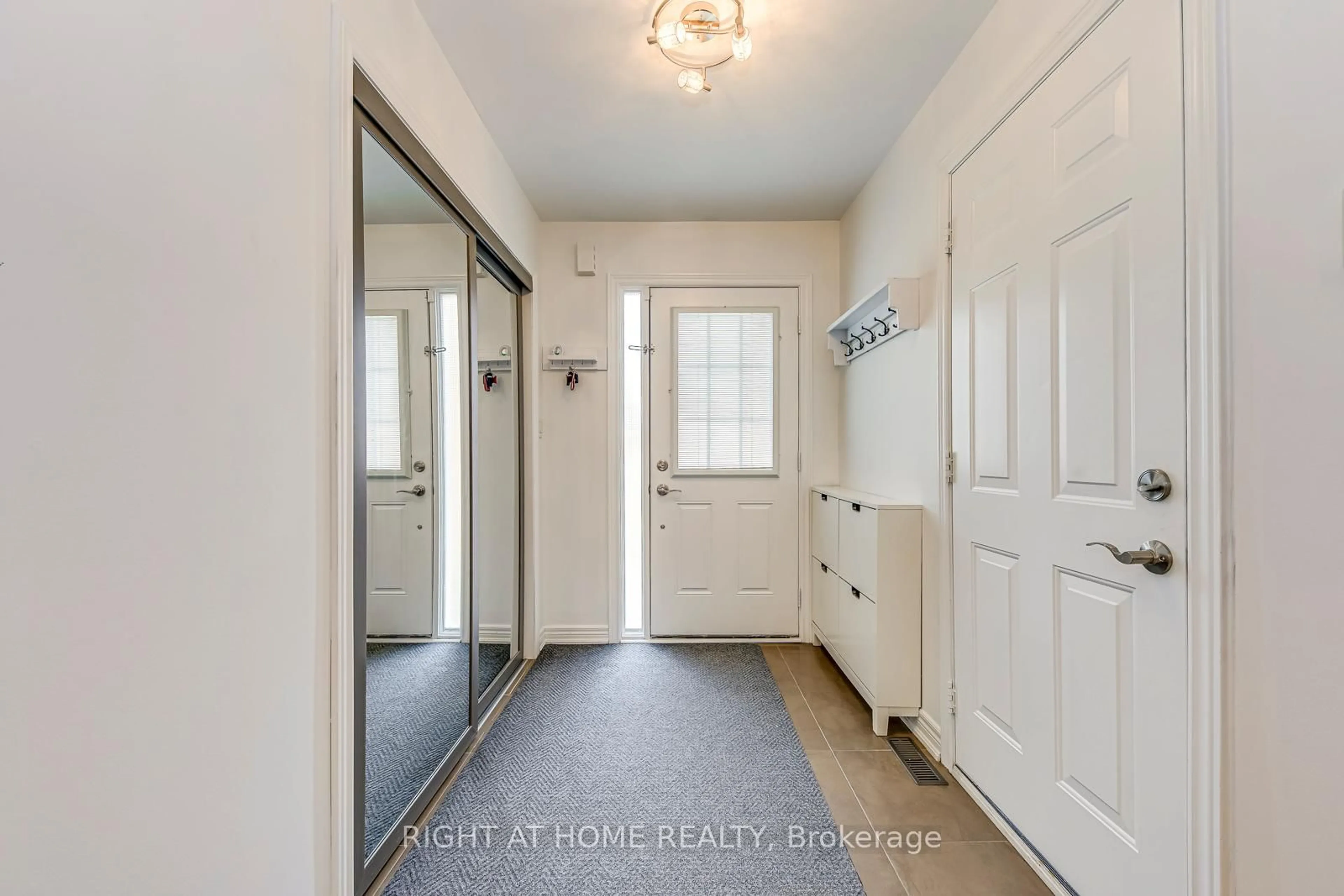 Indoor entryway for 4164 Forest Fire Cres, Mississauga Ontario L4W 3P5