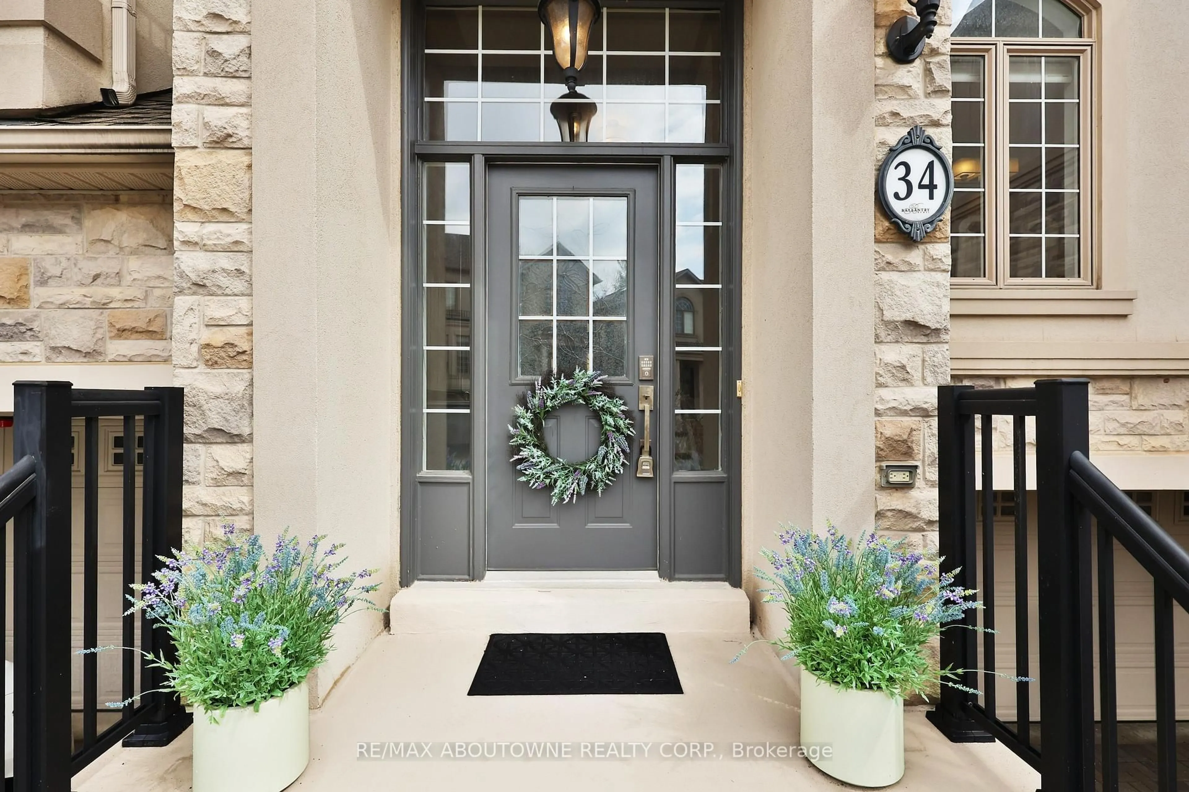 Indoor entryway for 2400 Neyagawa Blvd #34, Oakville Ontario L6H 7P5