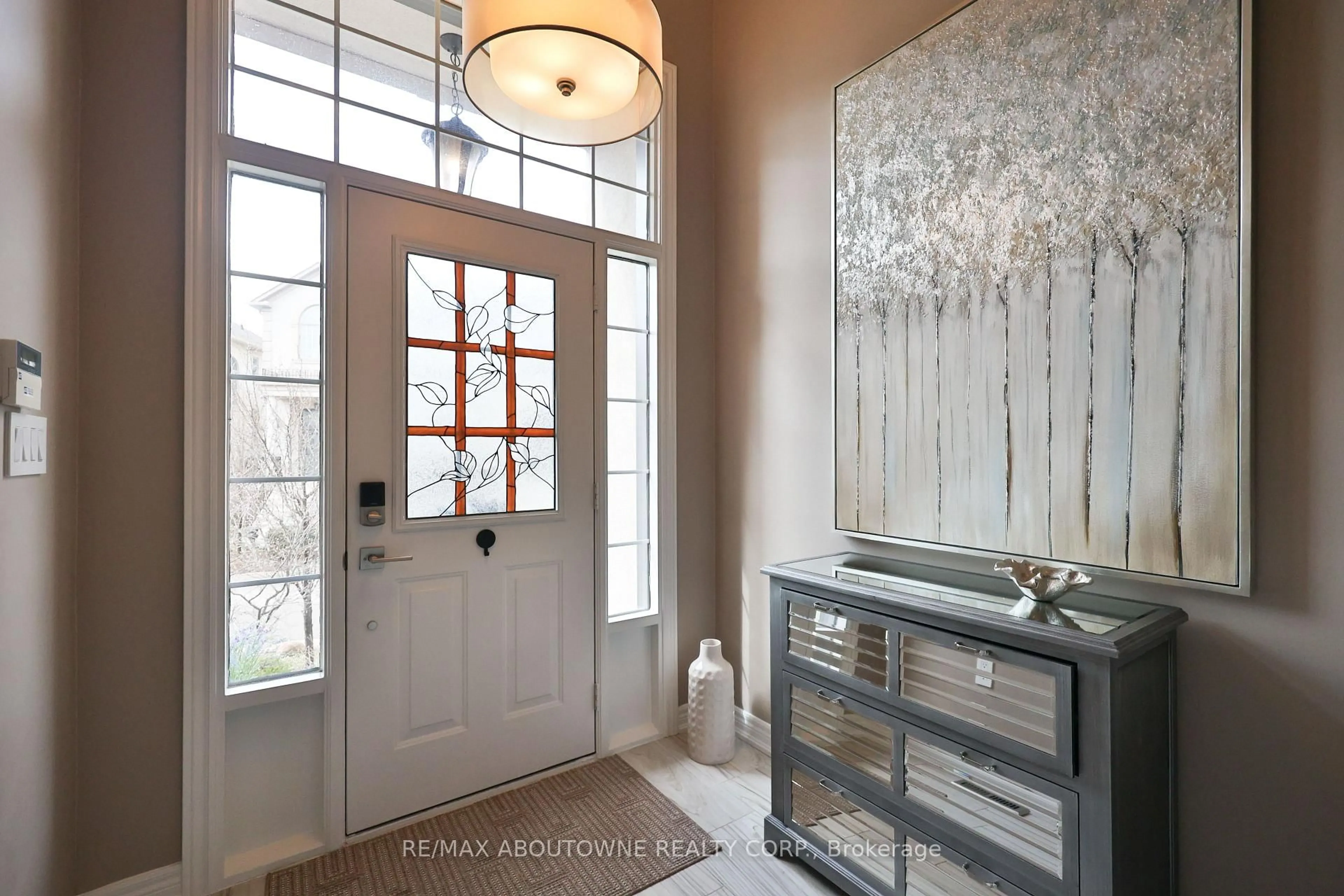 Indoor entryway for 2400 Neyagawa Blvd #34, Oakville Ontario L6H 7P5