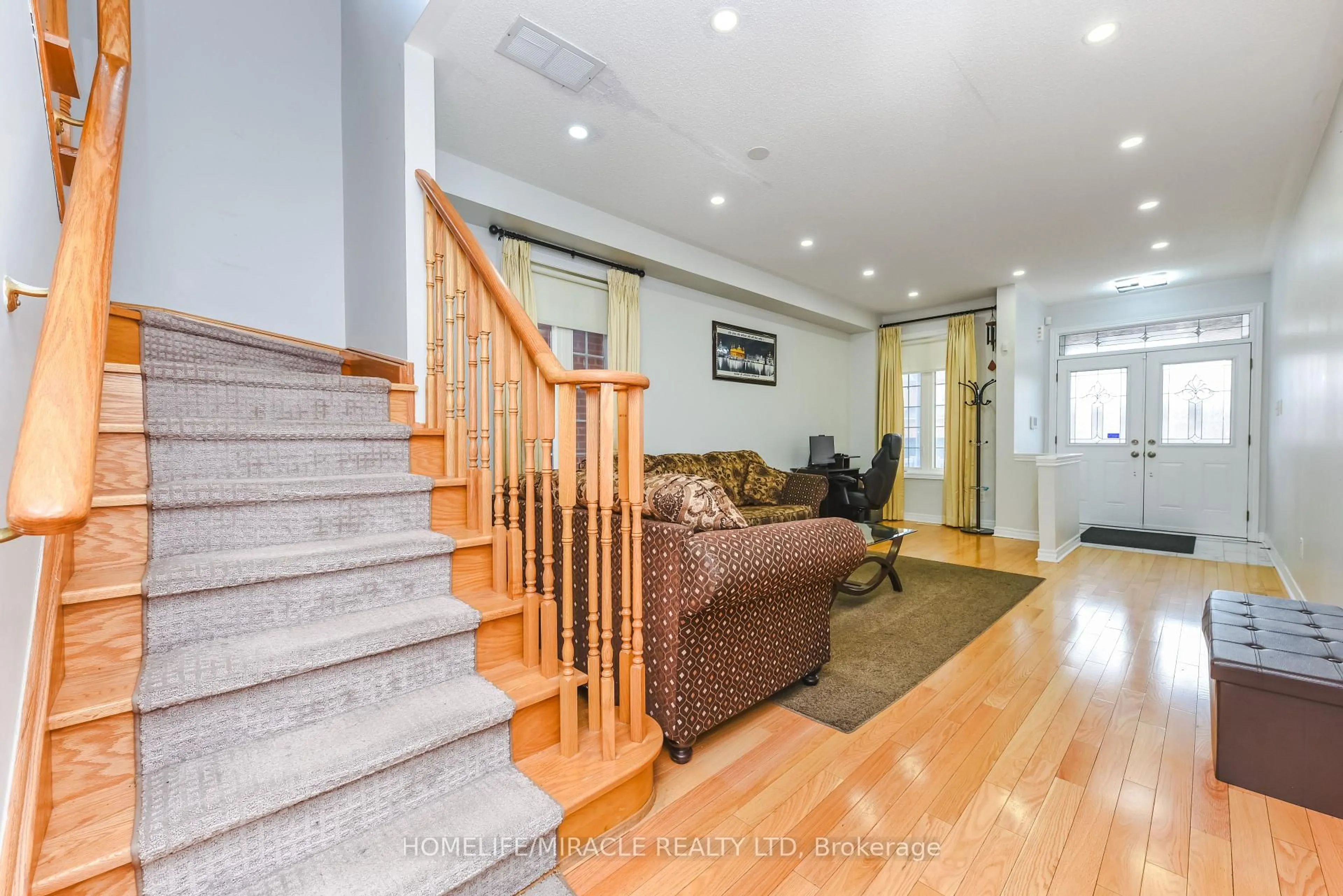 Indoor foyer for 20 Gamson Cres, Brampton Ontario L6R 0V8