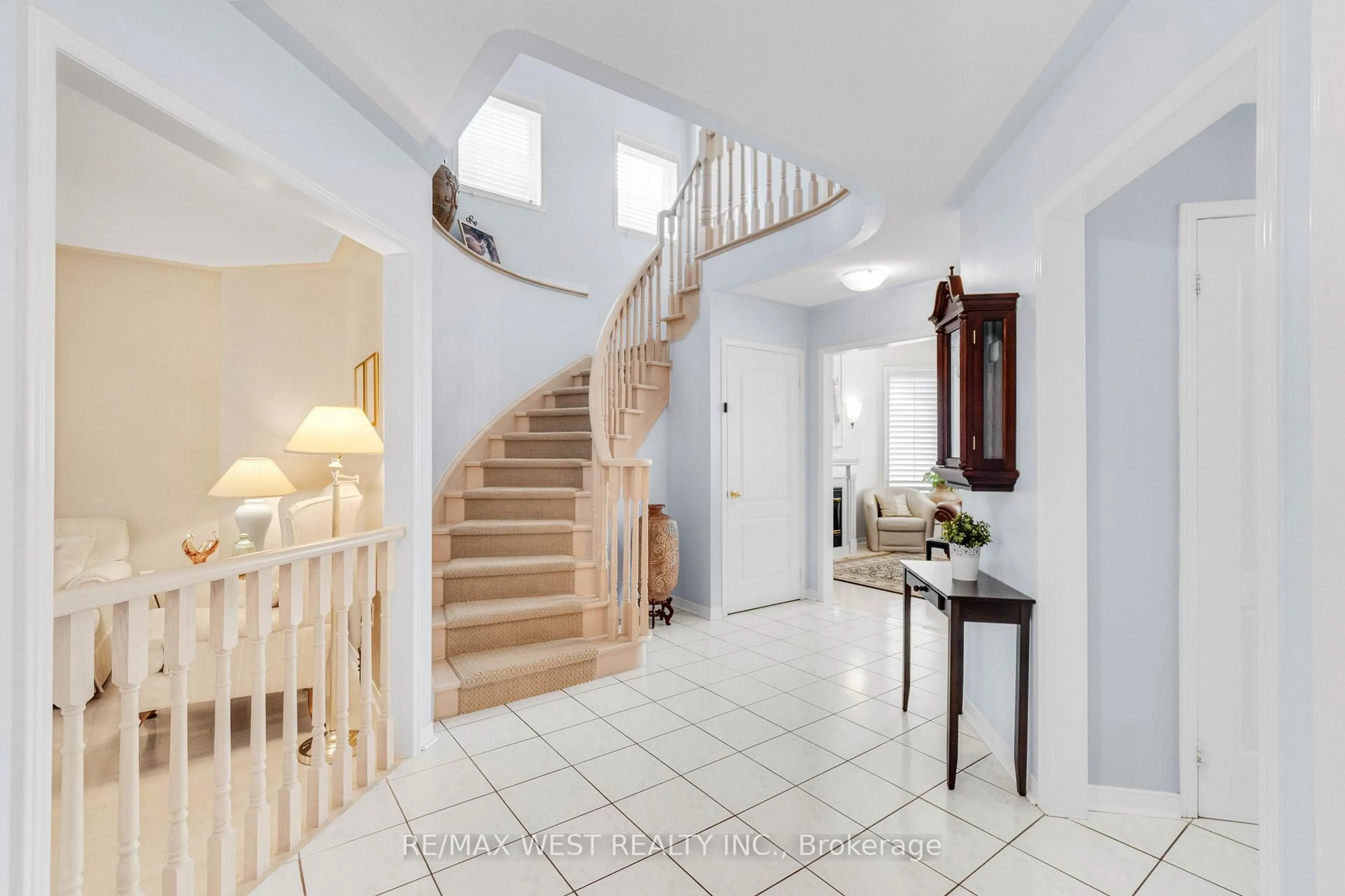 Indoor foyer for 44 Creekwood Dr, Brampton Ontario L7A 1J3