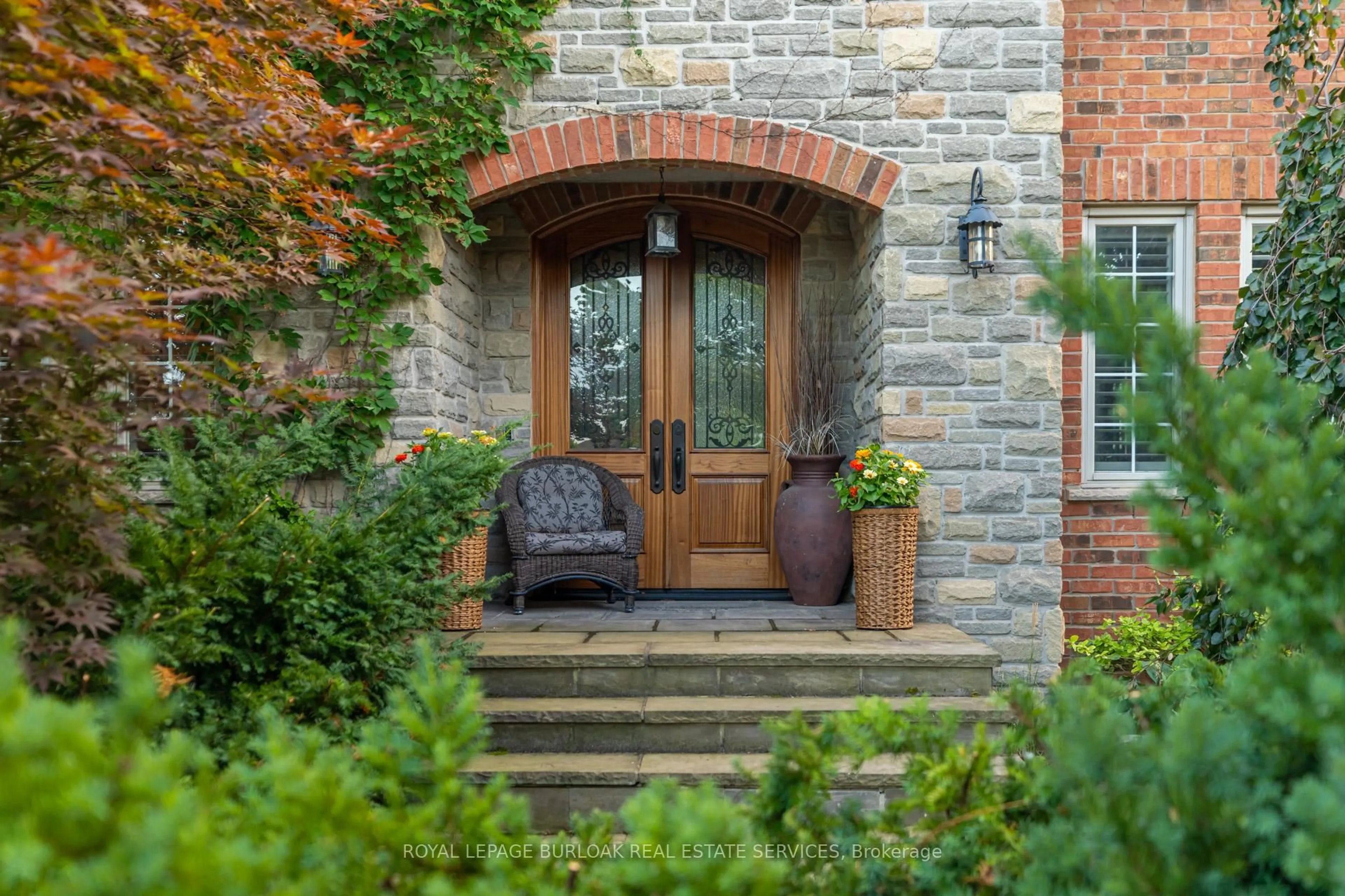 Indoor entryway for 4278 Clubview Dr, Burlington Ontario L7M 4X1