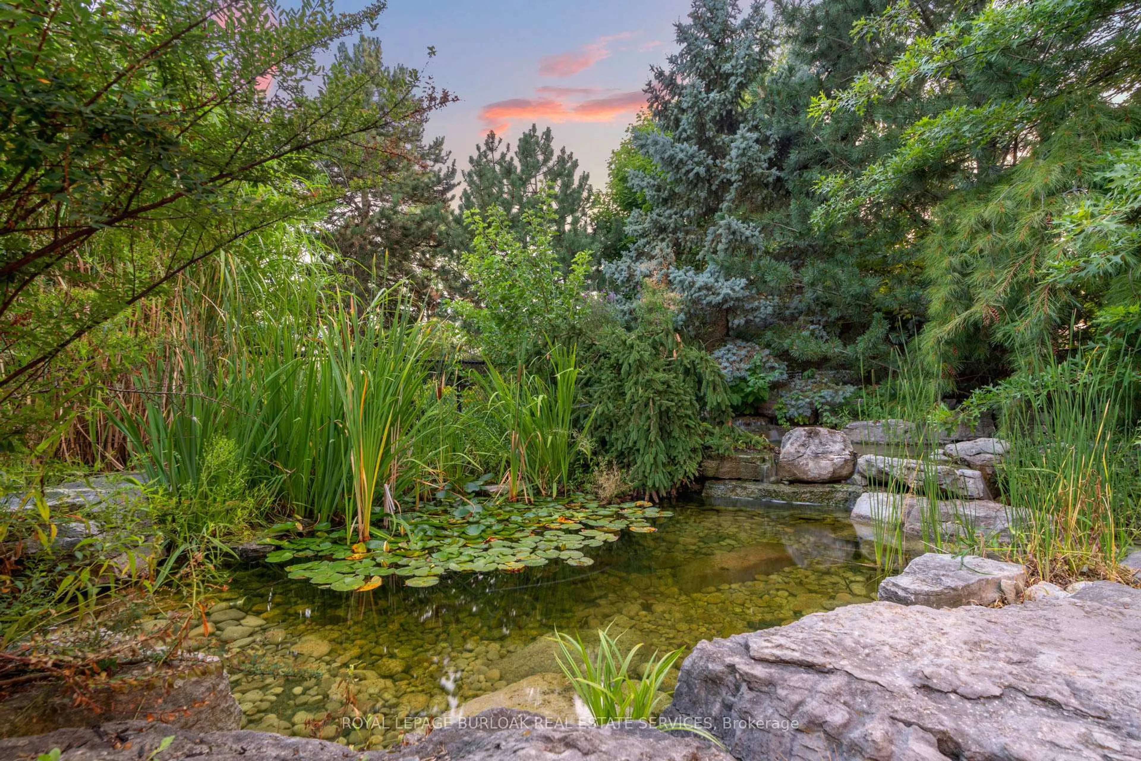 Patio, water/lake/river/ocean view for 4278 Clubview Dr, Burlington Ontario L7M 4X1