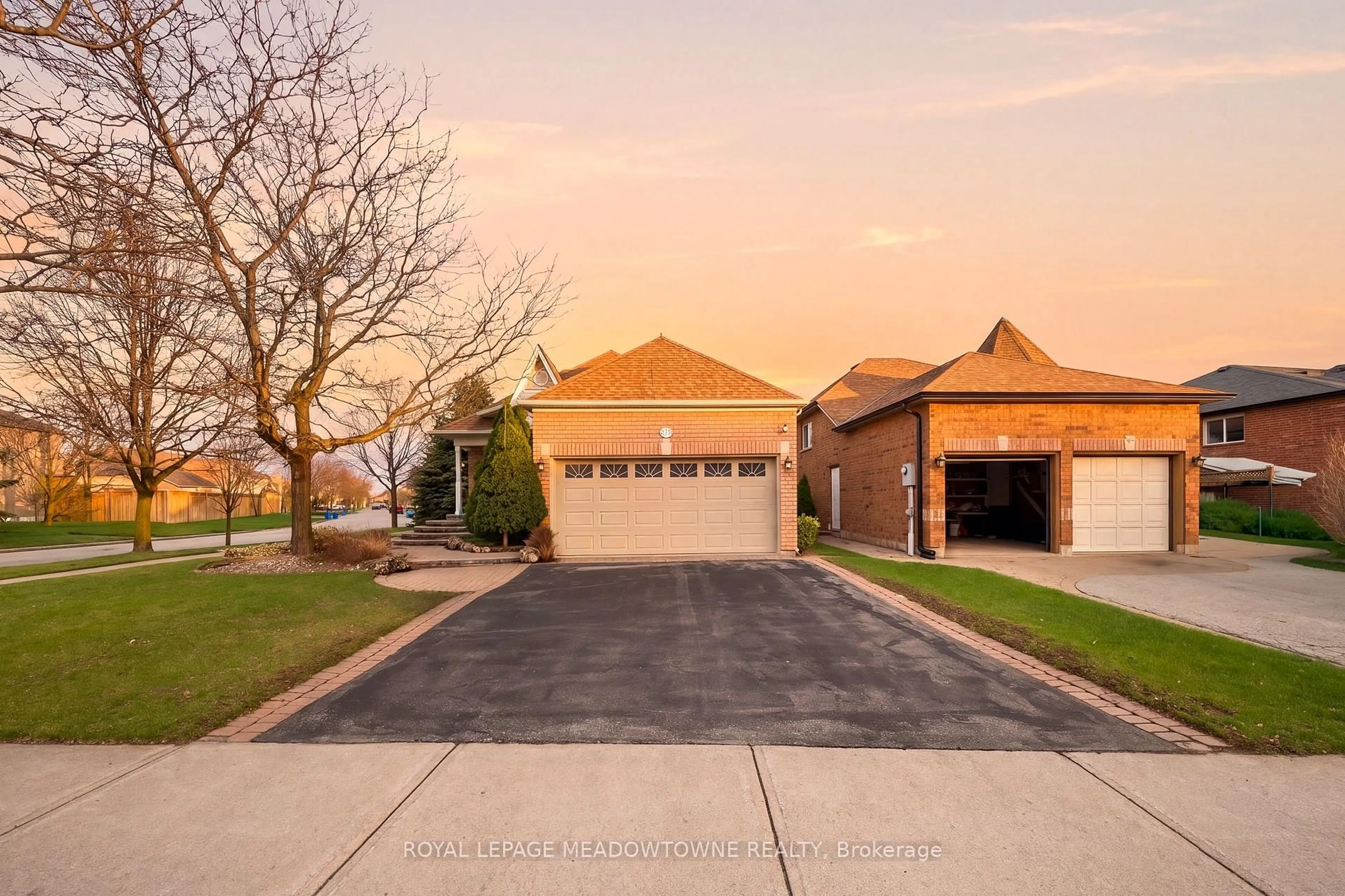 A pic from outside/outdoor area/front of a property/back of a property/a pic from drone, street for 20 Huffmann Dr, Halton Hills Ontario L7G 5W4