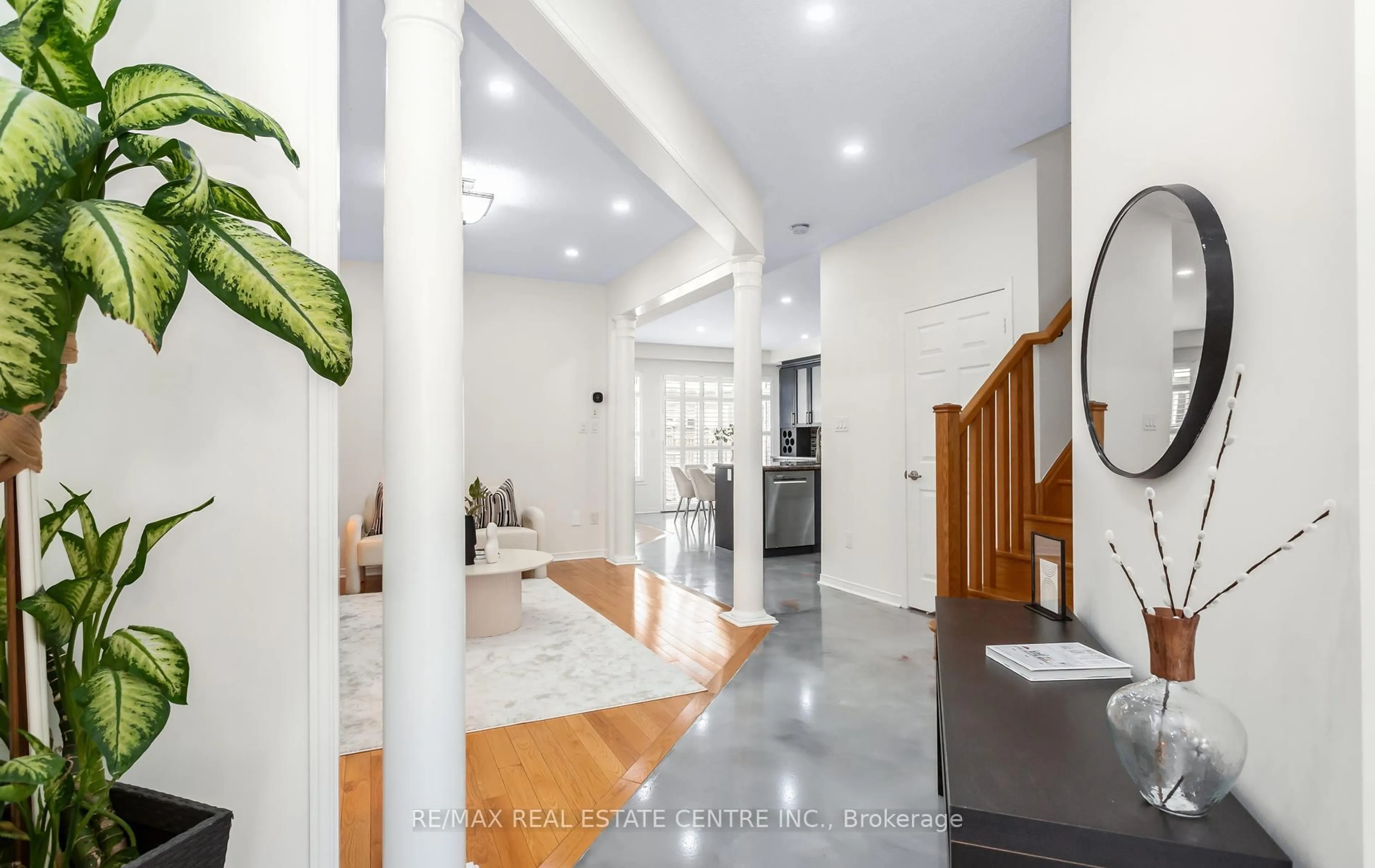 Indoor entryway for 157 Niagara Tr, Halton Hills Ontario L7G 0H4