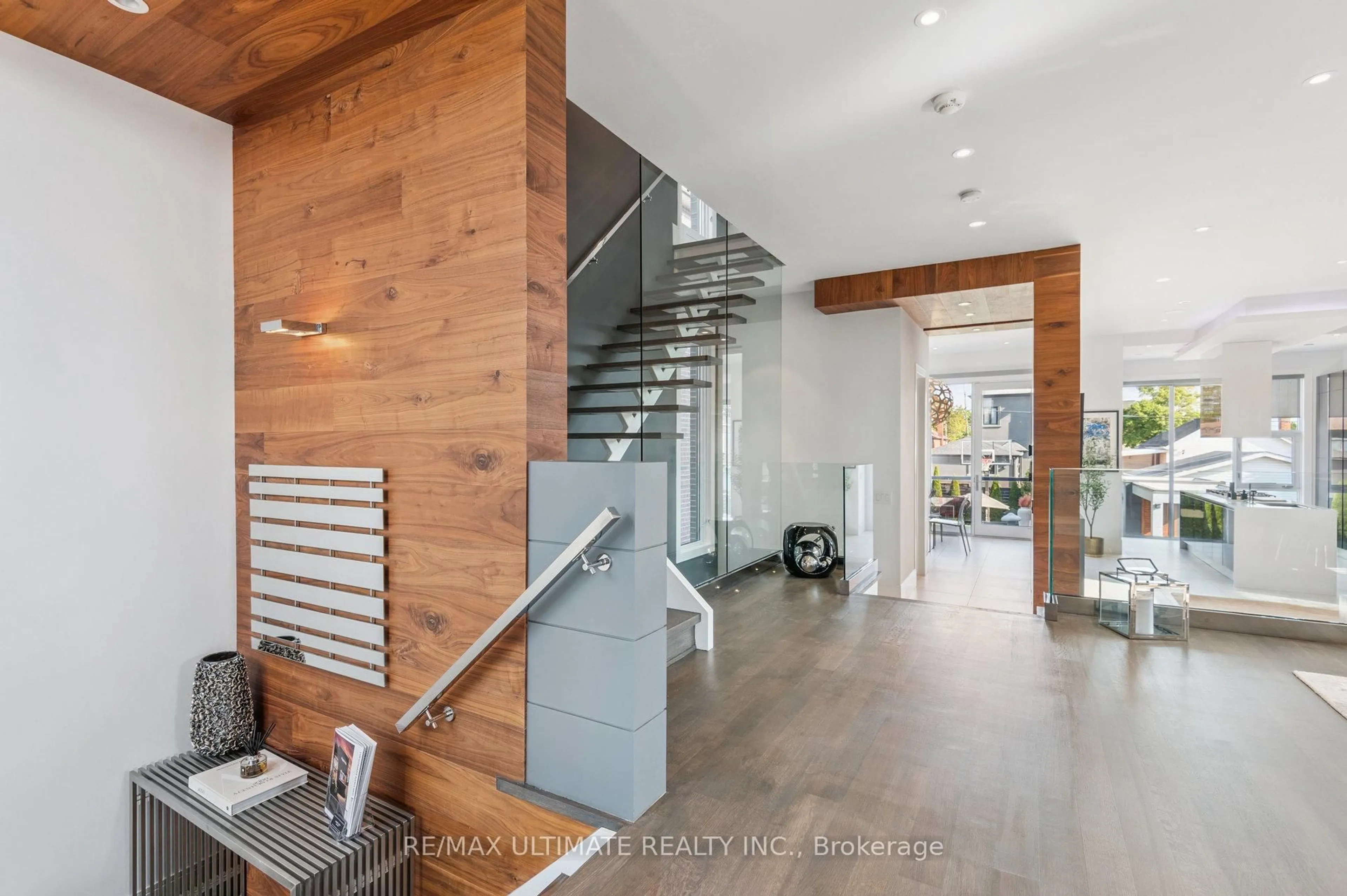 Indoor foyer for 1139 Glengrove Ave, Toronto Ontario M6B 2K5