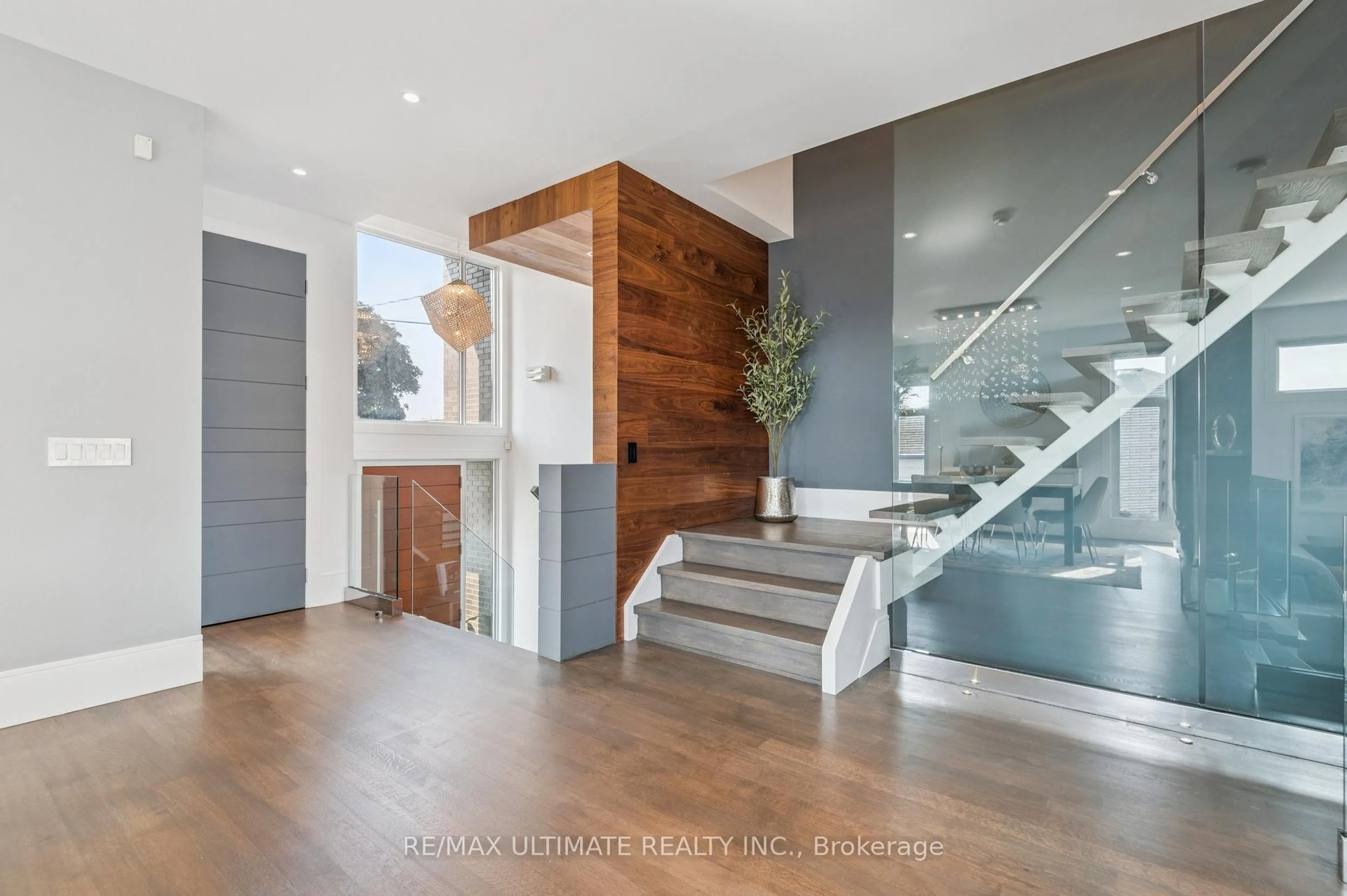 Indoor entryway for 1139 Glengrove Ave, Toronto Ontario M6B 2K5