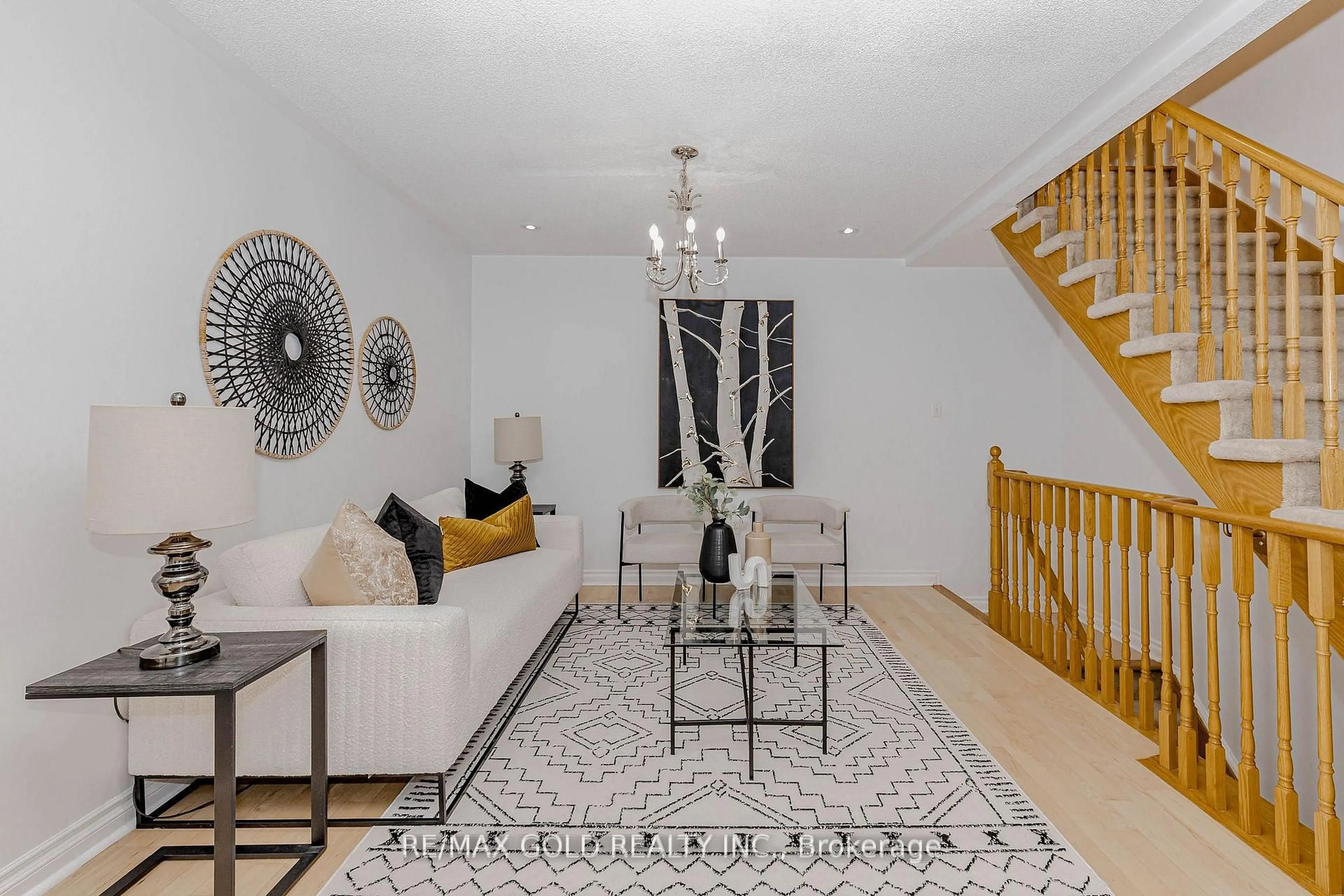 Living room with furniture, unknown for 1105 Meadowgrove Crt, Mississauga Ontario L5W 1J2